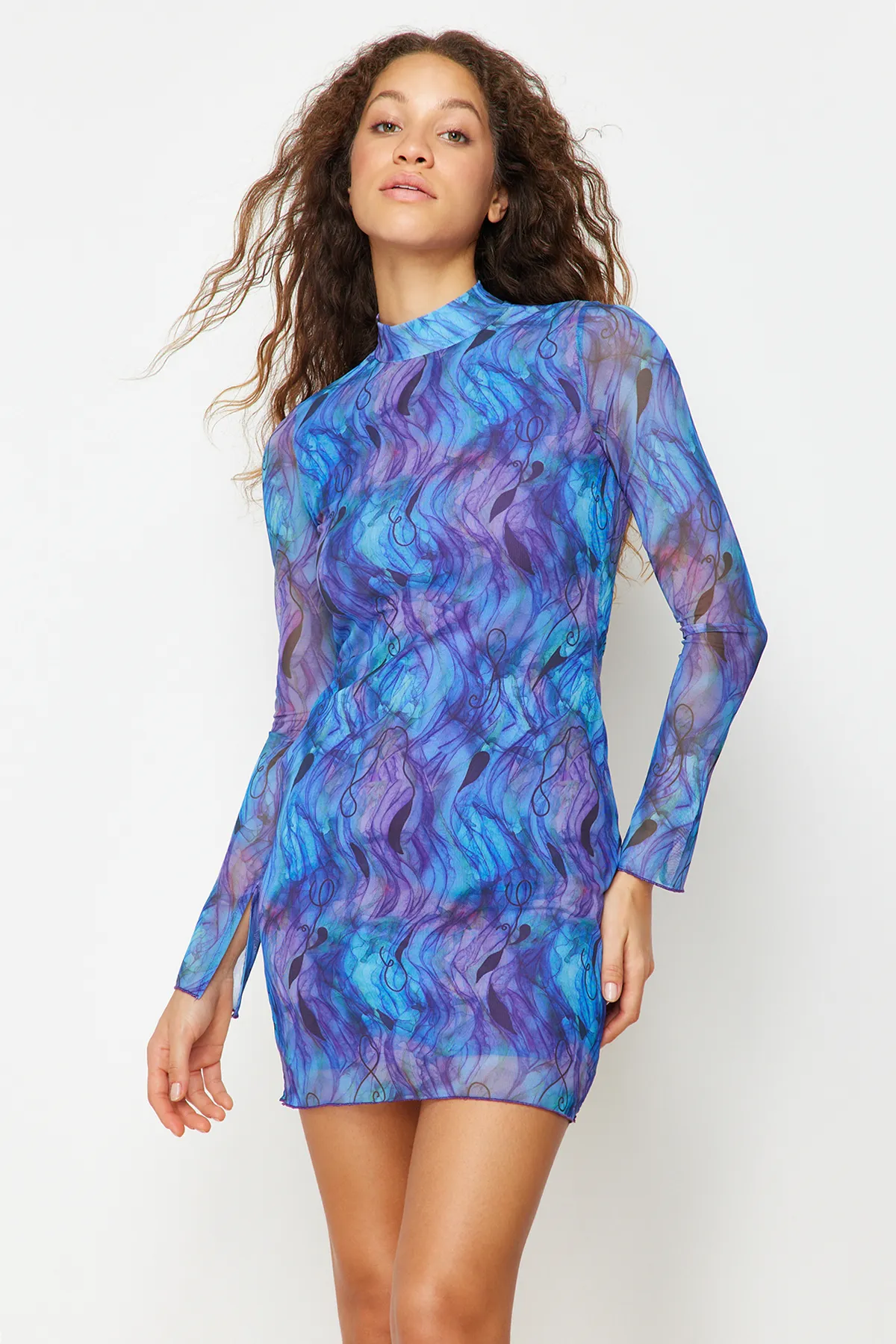 Trendyol Collection  Lilafarbenes Mini-Strickkleid mit hohem Kragen, bedruckten Rüschen und Tüllfutter TWOAW24EL00195