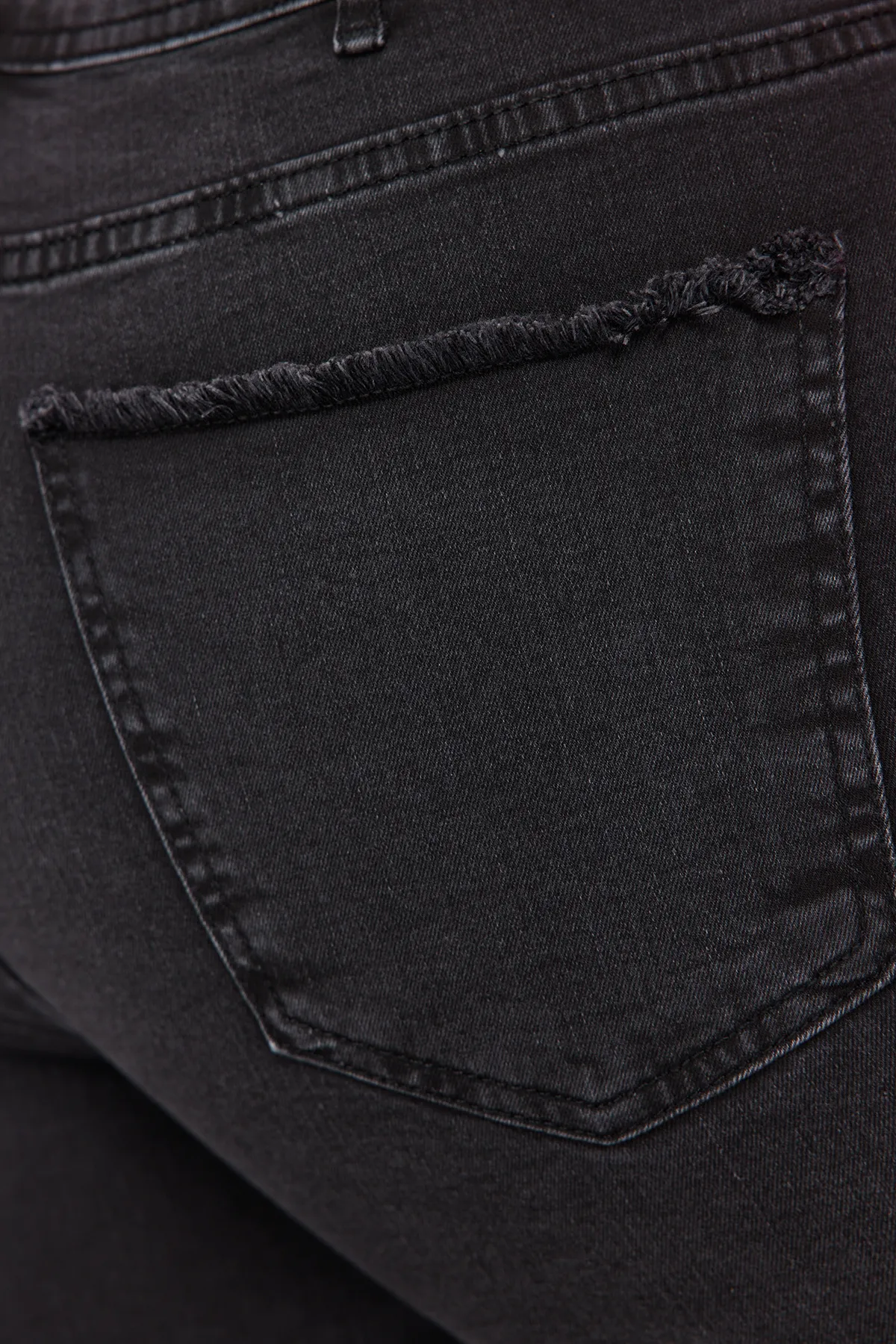 Trendyol Curve  Schwarze, dehnbare Skinny-Jeans mit hoher Taille und Destroy-Details TBBSS23CJ00014