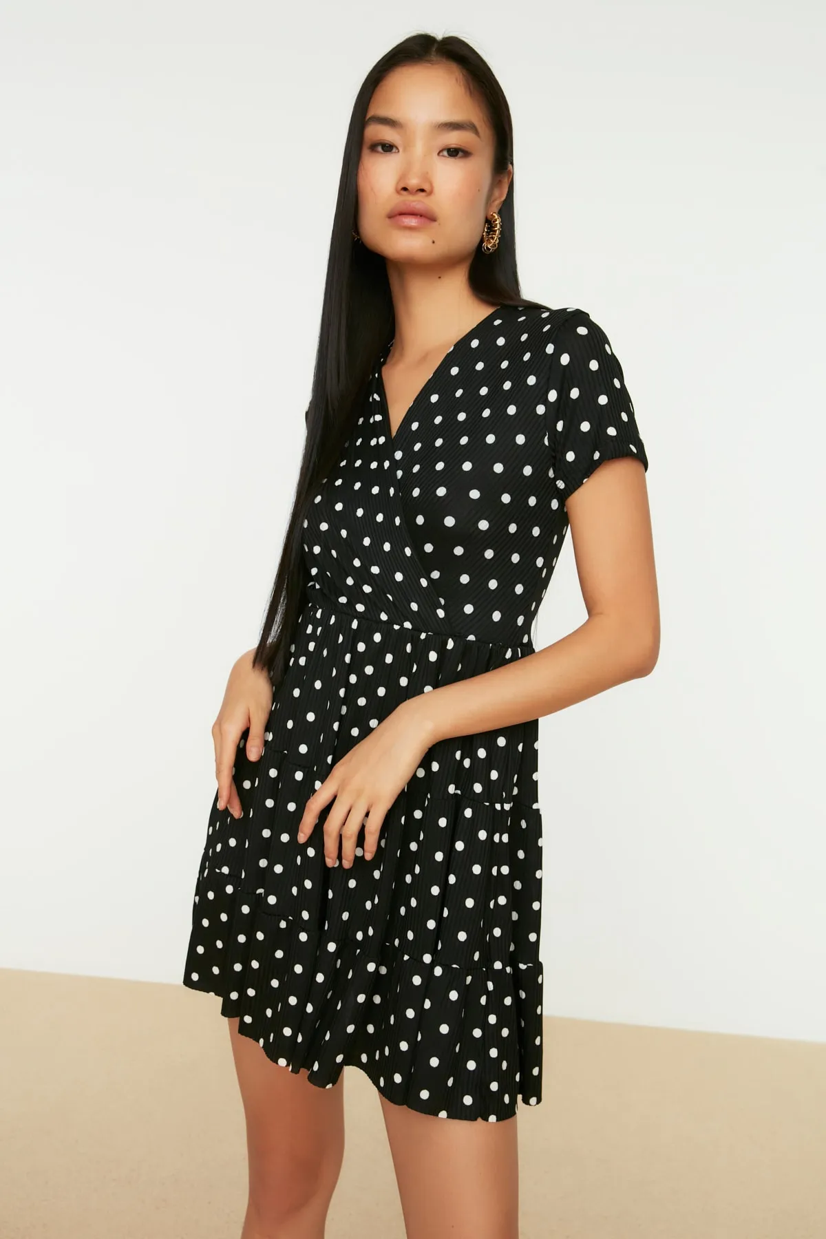 Trendyol Collection  Schwarzes, flexibles Mini-Strickkleid mit zweireihigem Ausschnitt und Tupfenmuster TWOSS21EL0241