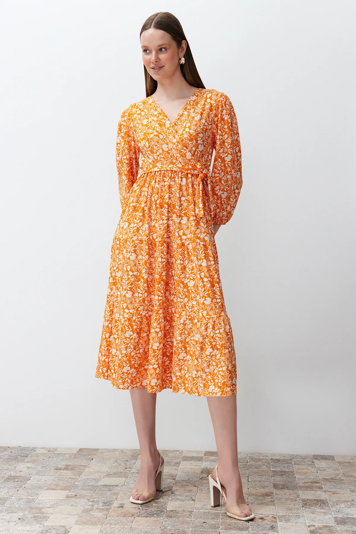 Trendyol Collection  Orangefarbener Gürtel mit Punkten, detaillierter zweireihiger Skater-/Gürtelöffnung TWOSS24EL00185