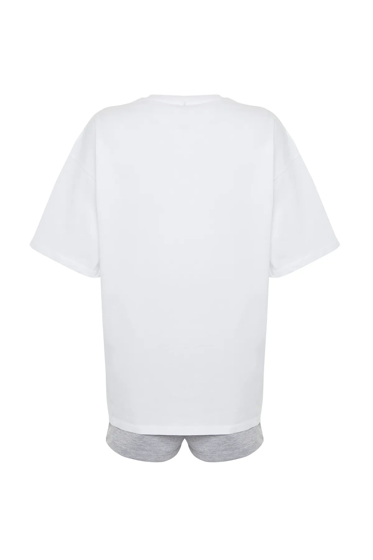 Trendyol Collection  Weißes Set aus übergroßen, weit geschnittenen Strickshorts und T-Shirt mit Slogan-Aufdruck TWOSS24AU00036