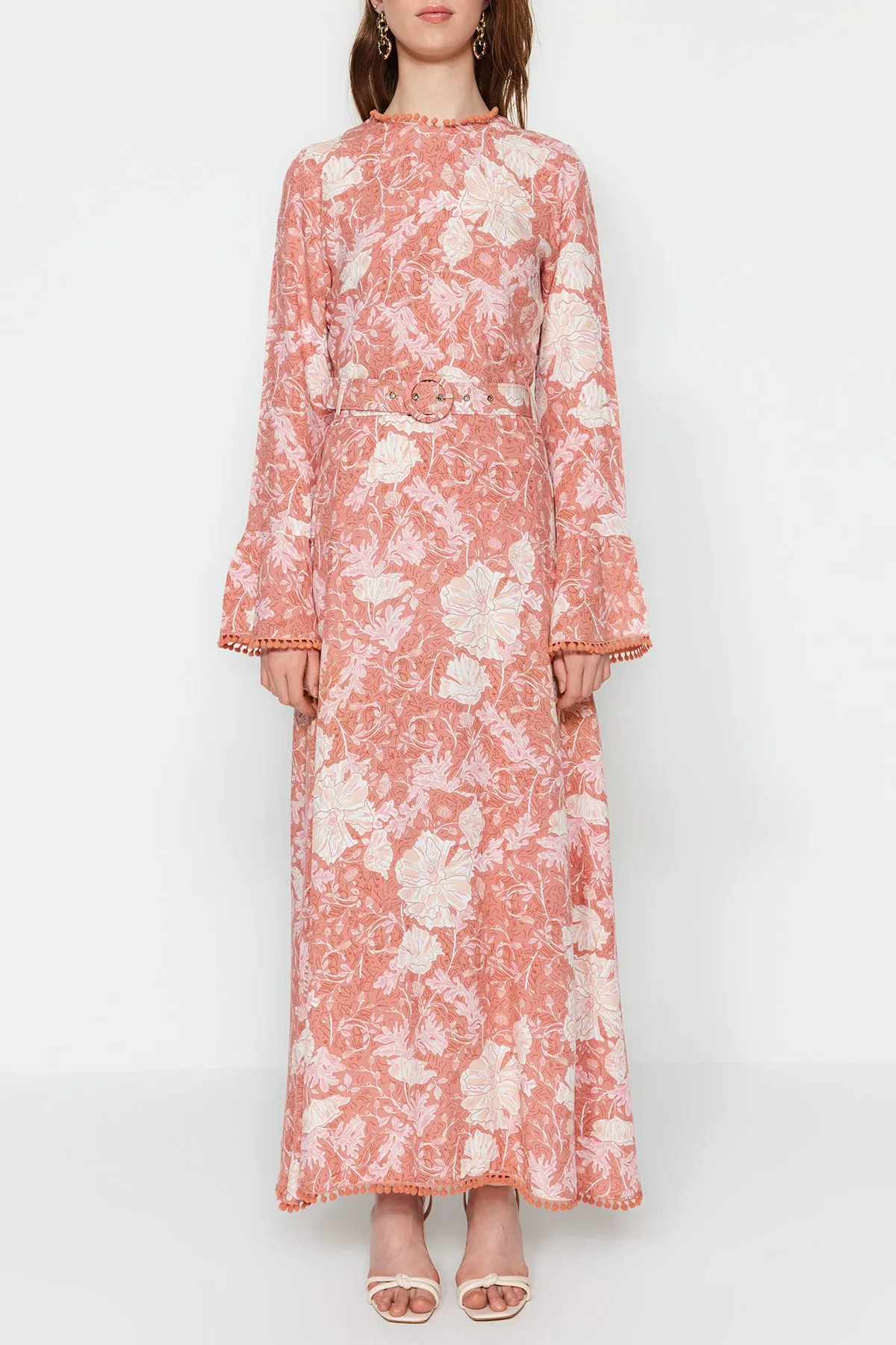 Trendyol Modest  Gewebtes Kleid mit Gürtel und Muster aus getrockneten Rosenblüten TCTSS23EB00189