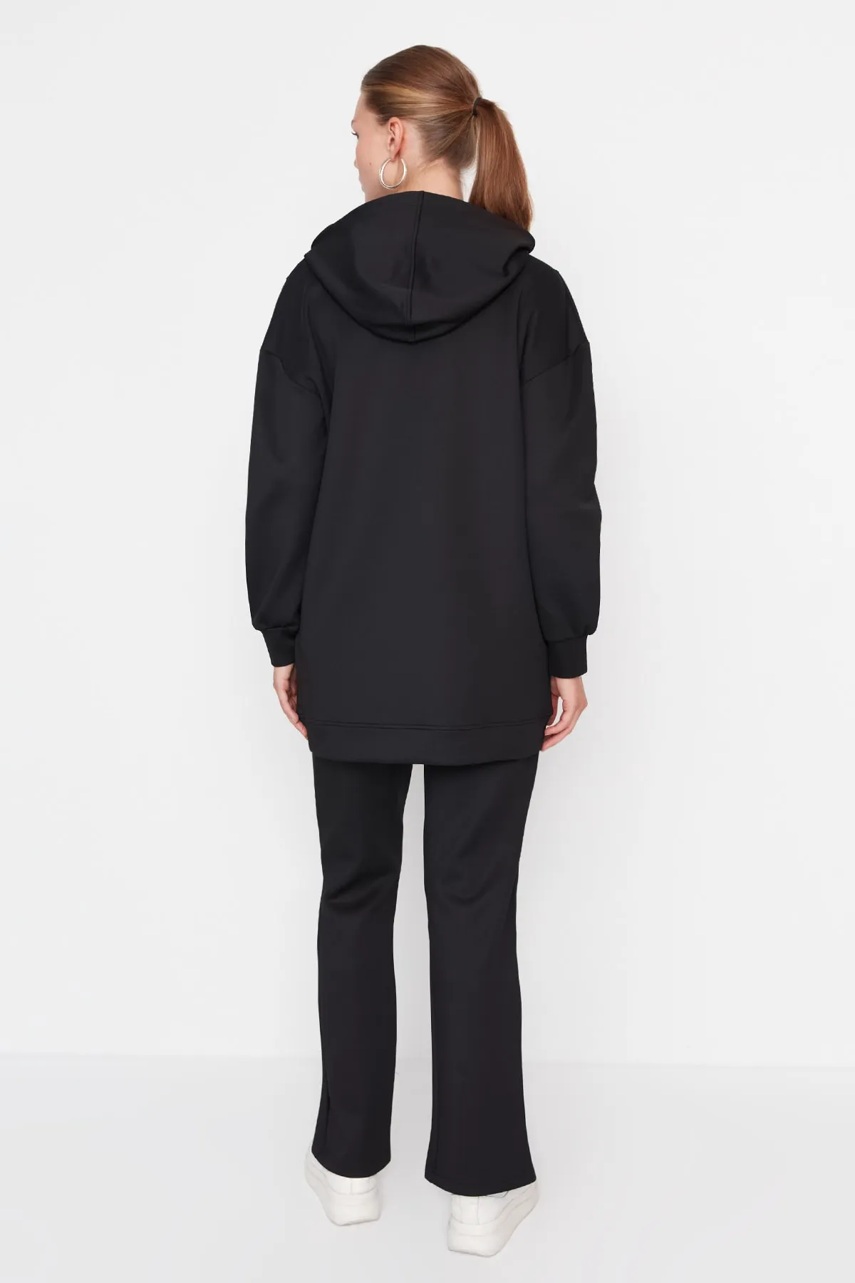 Trendyol Modest  Schwarzes Scuba-Sweatshirt-Hosen-Strickset mit Kapuze und Schlitzdetail TCTAW23US00139