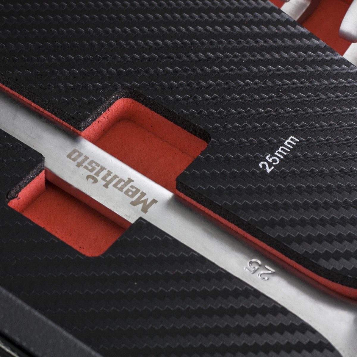 Mephisto-Tools Werkstattwagen, (fertig montiert und bestückt), 7 abschließbare Schubladen, je Schublade belastbar bis je 35 kg, 2 Schlüssel inkl., kugelgelagerte Rollen mit Gummierter Beschichtung, Werkzeug ist aus hochwertigem Chrom Vanadium Stahl,