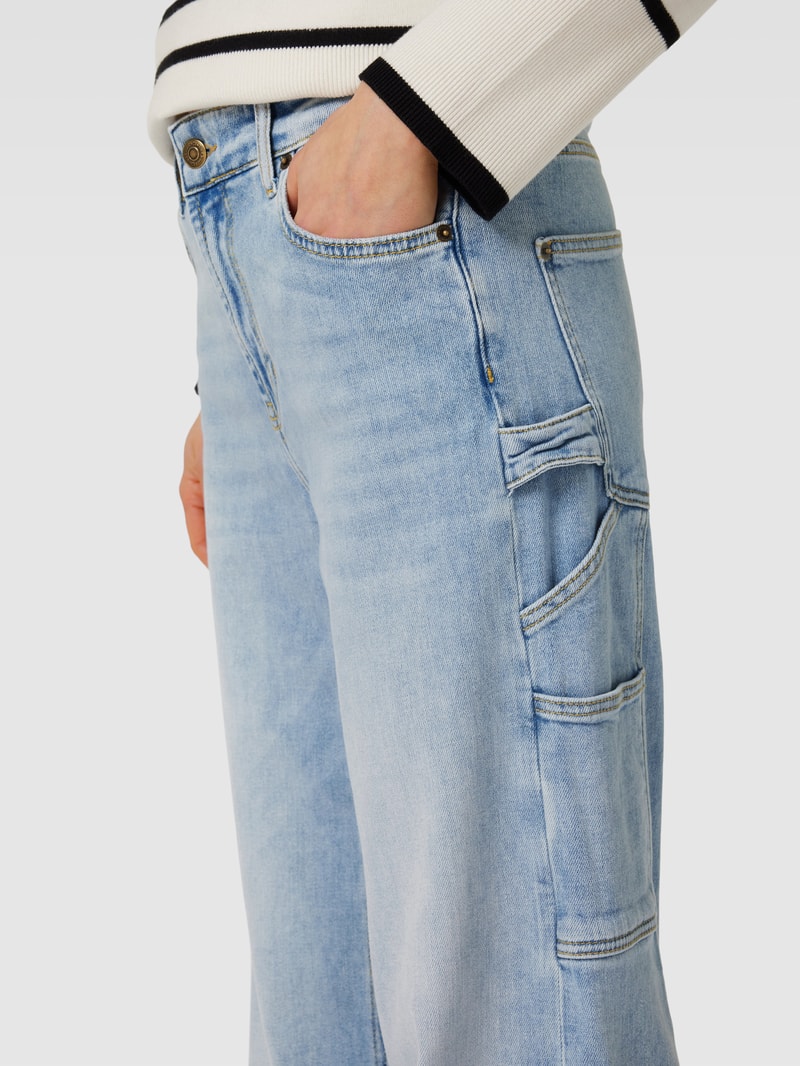 Jeans mit Label-Patch Modell 'ALIA' in hellblau