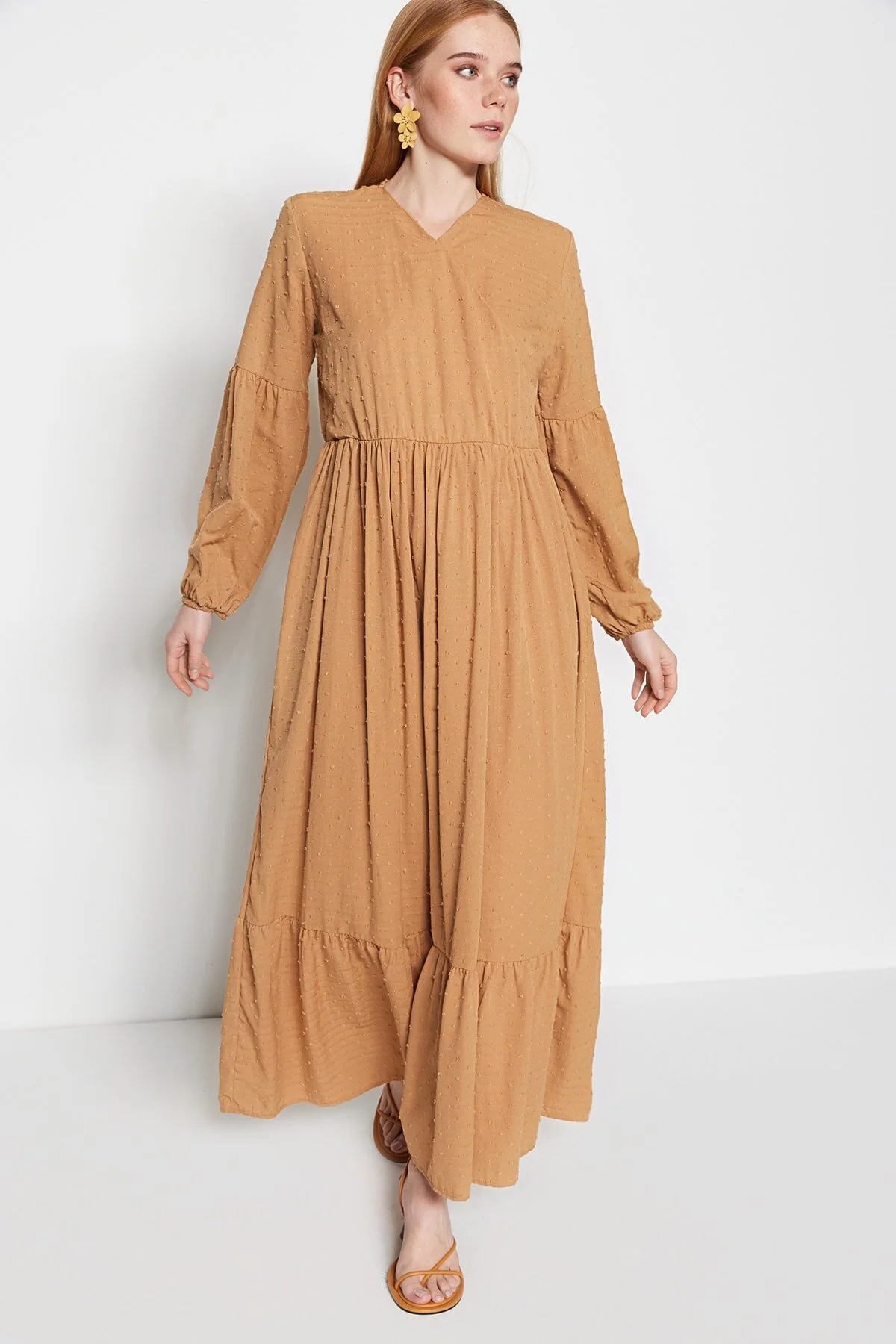 Trendyol Modest  Kamelfarbenes, gewebtes Kleid mit zweireihigem Kragen und Strukturstoff TCTSS23EB00296