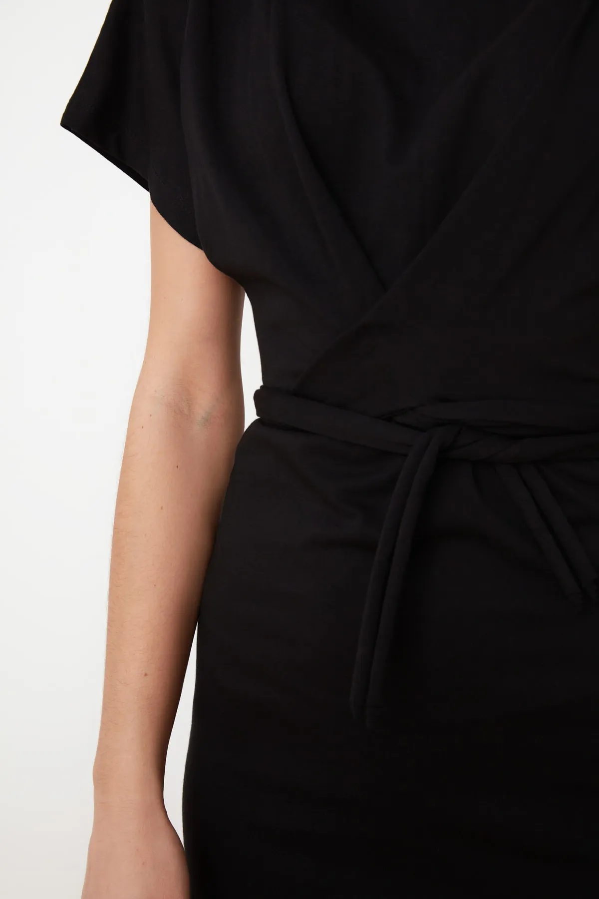 Trendyol Collection  Schwarzes, tailliertes Midi-Bleistiftkleid aus 100 % Baumwolle mit Schlitz und Bindedetail TWOSS21EL0404