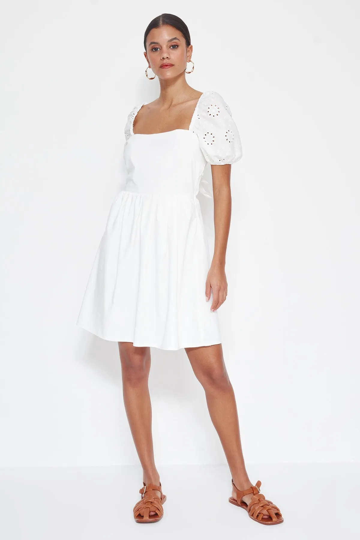 Trendyol Collection  Weißes Kleid mit Taillenöffnung/Skater-Mini, gewebte Baumwolle, gefütterte Rückseite, detaillierte Stickerei