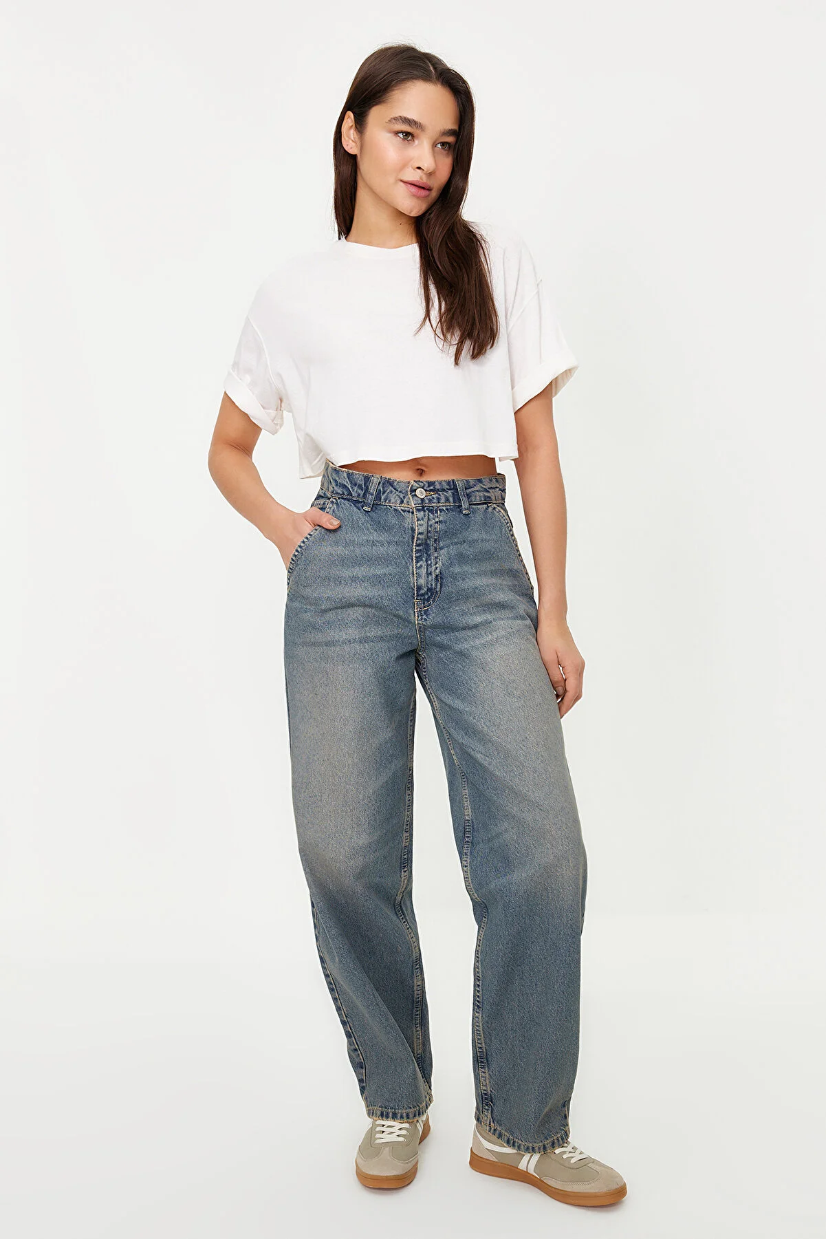 Trendyol Collection  Dunkelblaue Vintage-Skater-Jeans mit niedriger Taille und verblasstem Effekt TWOSS24JE00052