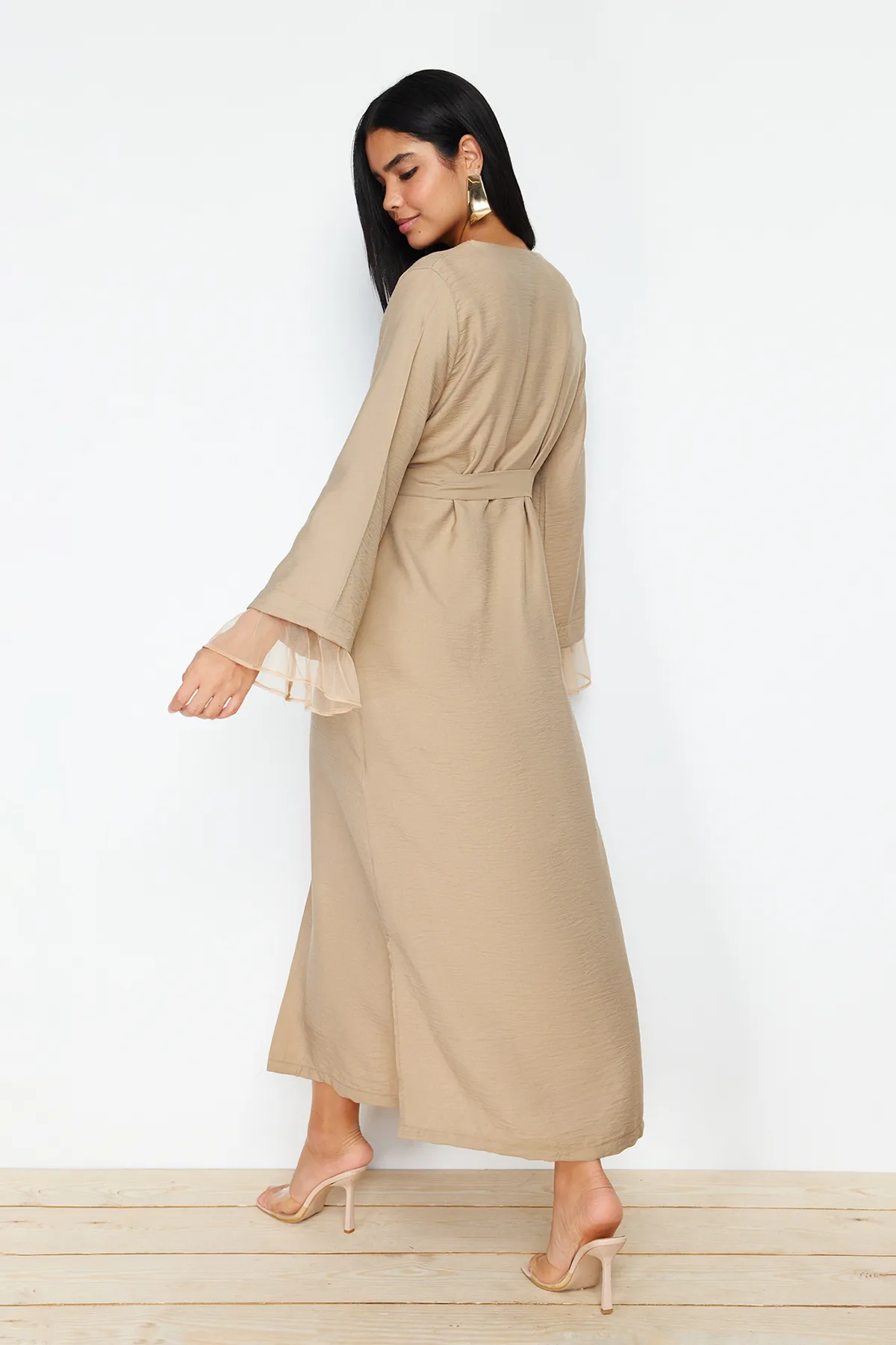 Trendyol Modest  Gewebte Kappe mit Gürtel und Tülldetail in Nerzfarbe, Ferace und Abaya TCTSS24KF00010