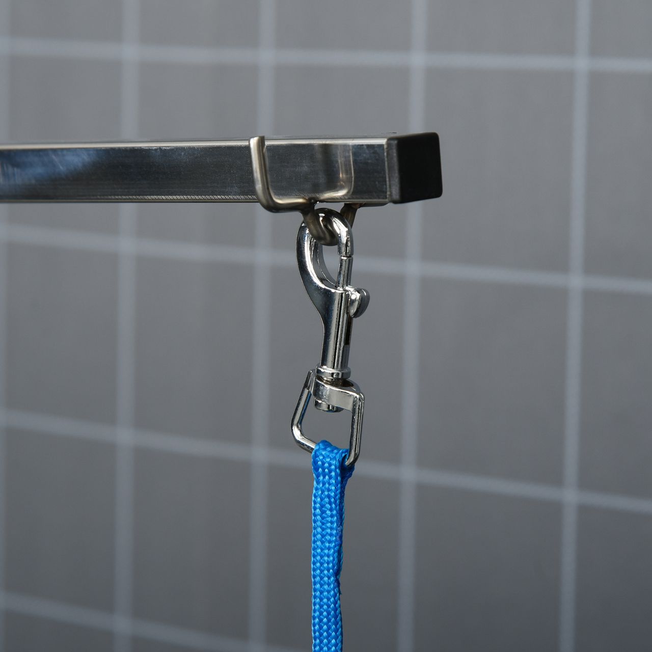 PawHut Hund Trimmtisch Tierpflegetisch drehbar trocknen Tabelle mit verstellbaren Arm rutschfeste Tischplatte Verriegelungssystem Aluminium-Legierung Rand Edelstahl Rahmen Sicherheit Leine Ø65x H10