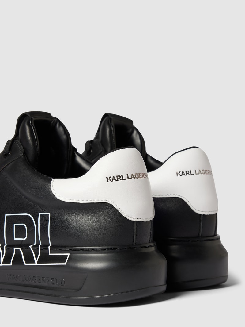 Sneaker aus Leder mit Label-Print in schwarz