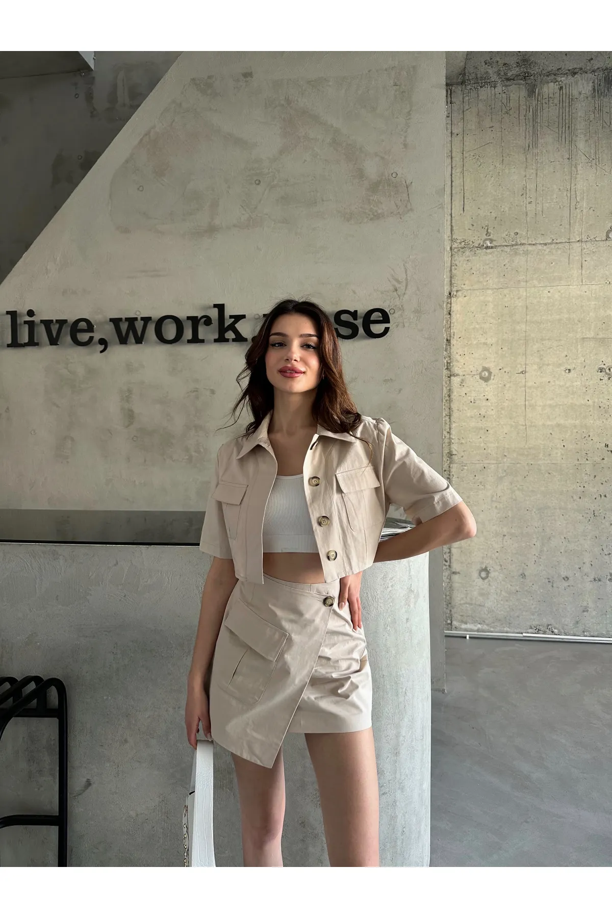 Laluvia  Steinfarbenes Minirock-Crop-Shirt-Set mit Taschendetail