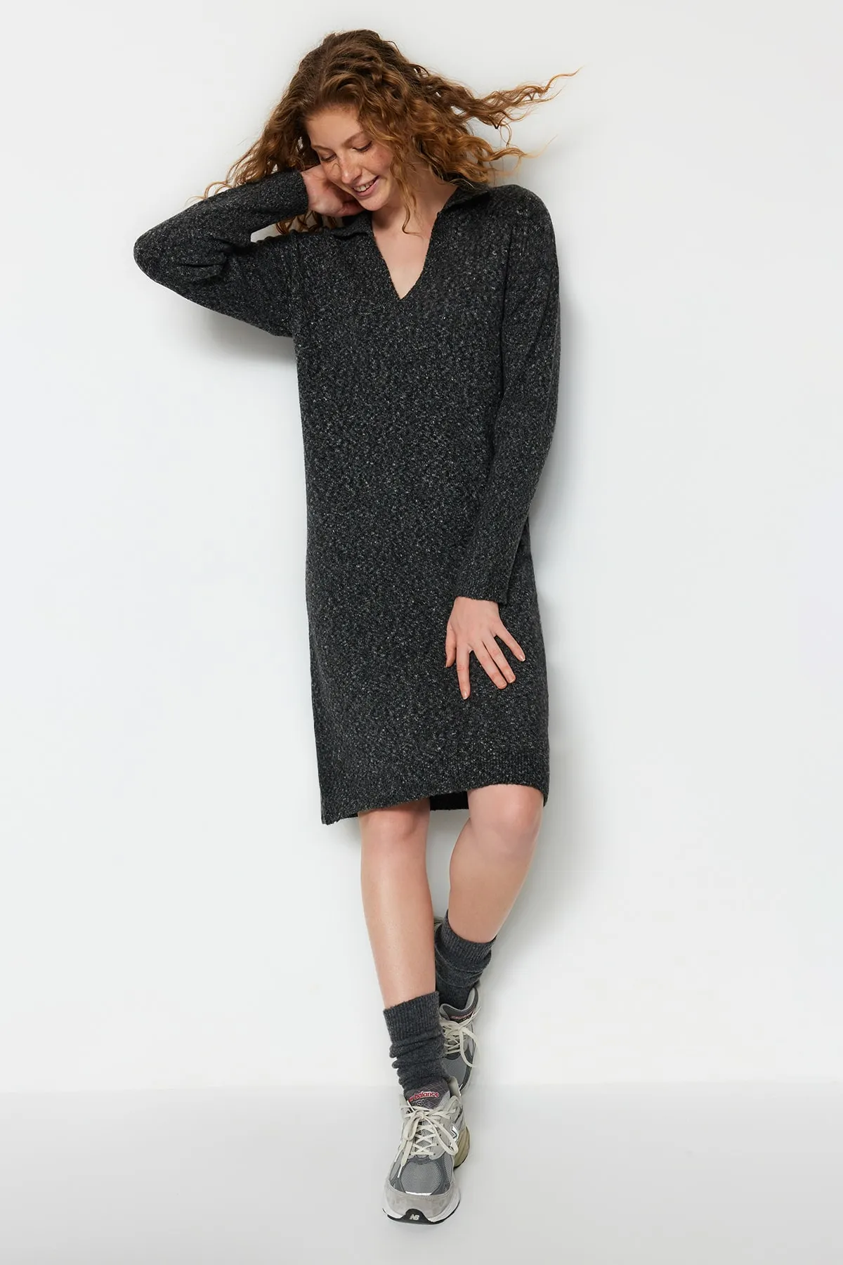 Trendyol Collection  Anthrazitfarbenes Midi-Strickkleid aus Wolle mit Rollkragen TWOAW24EL00009