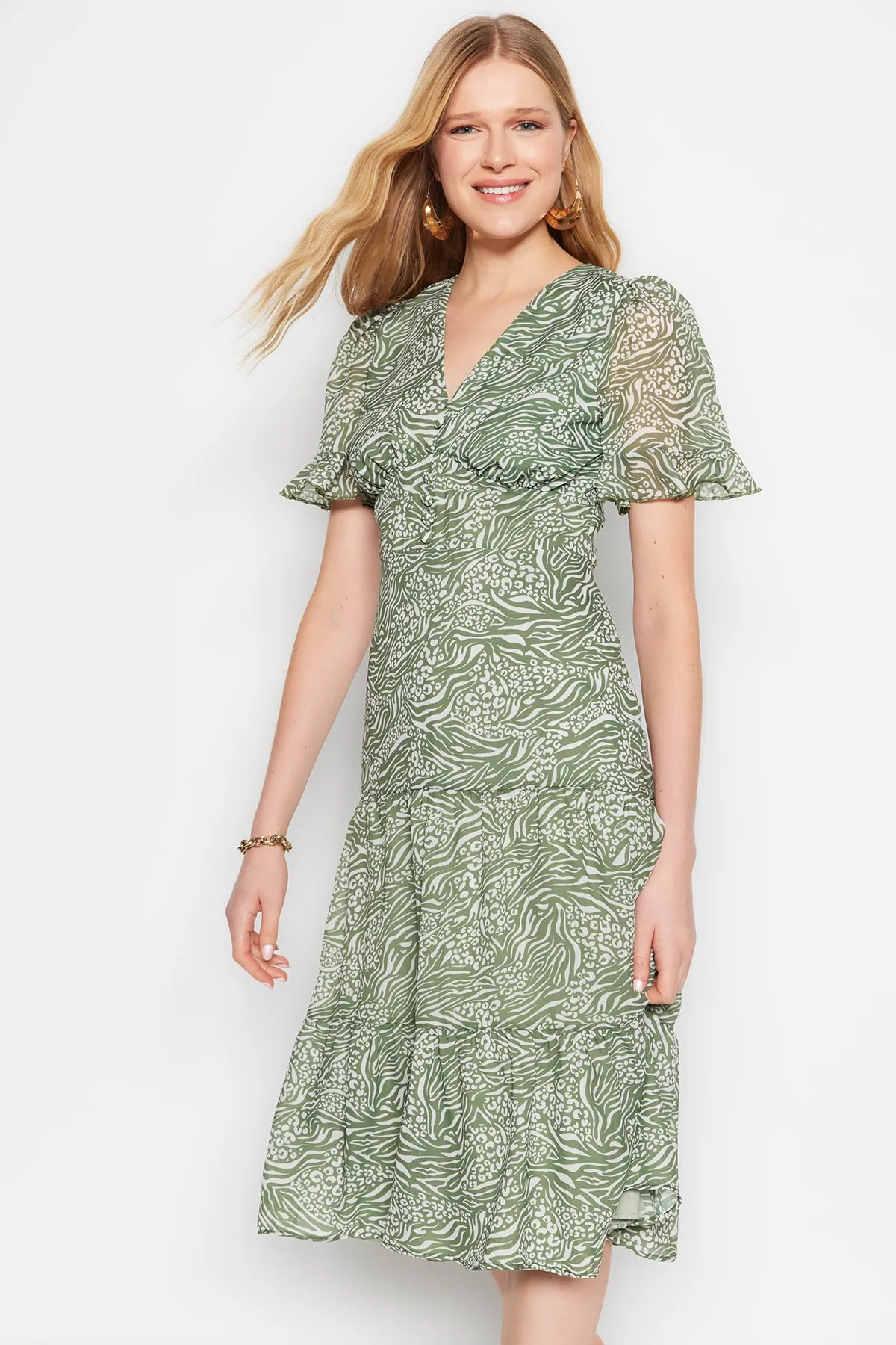 Trendyol Collection  Grünes, gewebtes Kleid in A-Linie/Glockenform mit Tiermuster und Rüschen in Midi-Länge TWOSS23EL00995