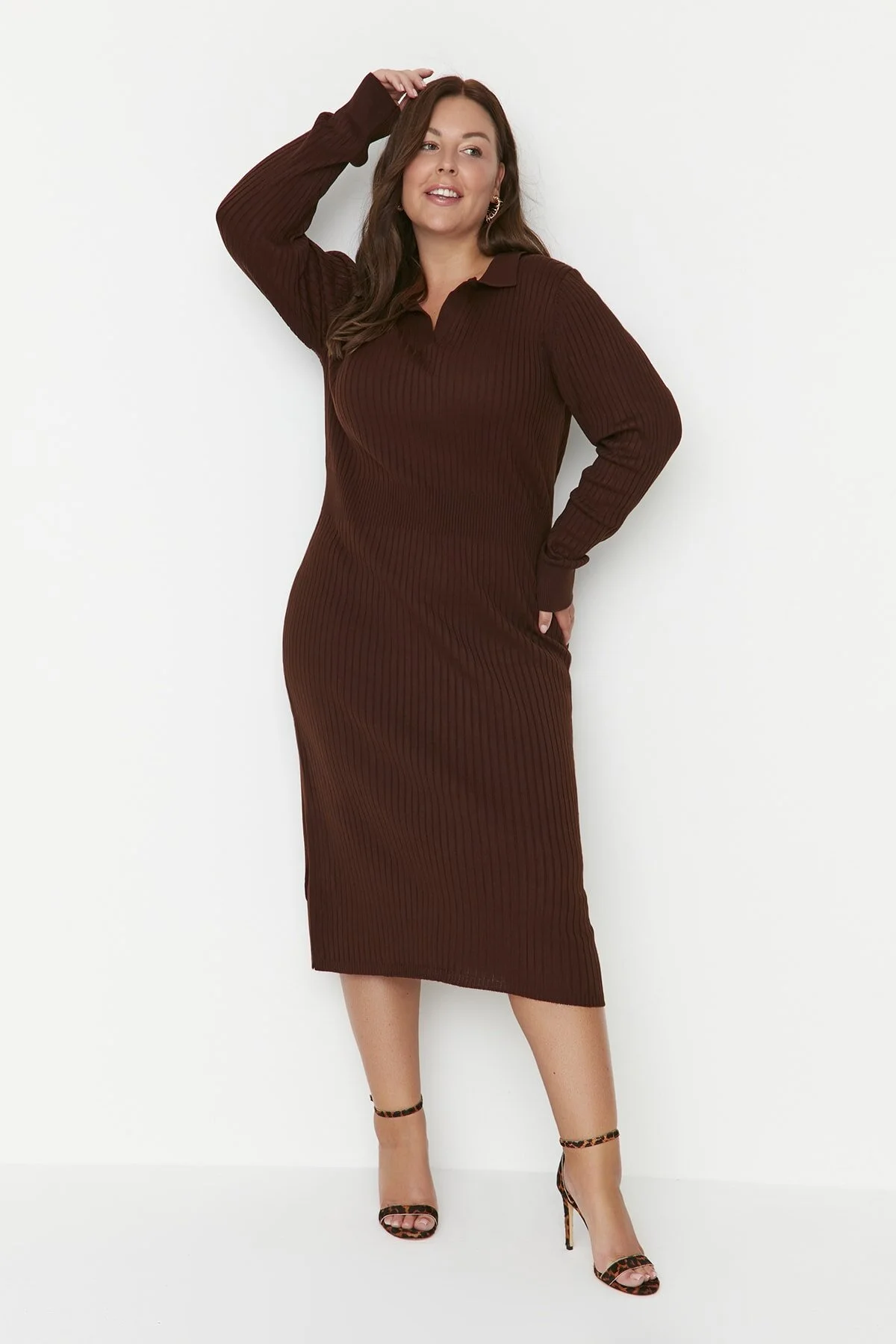 Trendyol Curve  Dunkelbraunes Strickkleid mit Polokragen