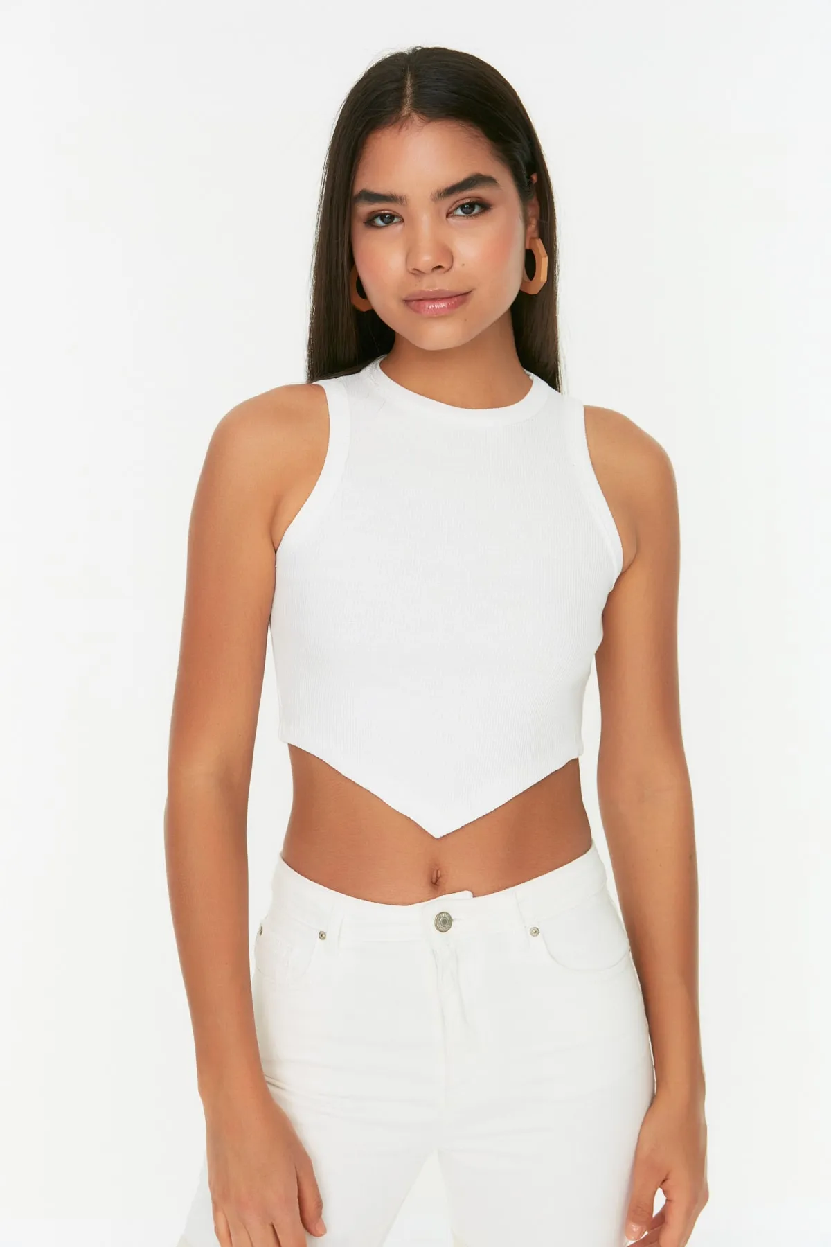 Trendyol Collection  Ecrufarbenes, asymmetrisches, superkurzes, geripptes, flexibles Strick-Tanktop TWOSS22AL0065