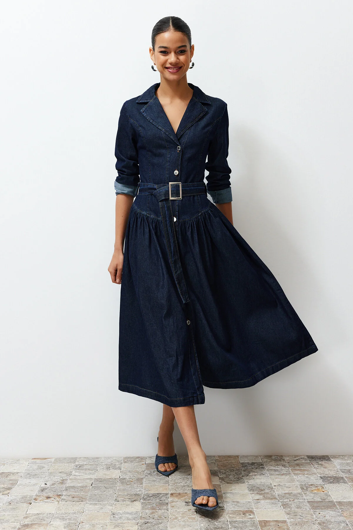 Trendyol Collection  Blaues Midikleid mit Gürtel TWOSS24EL00776