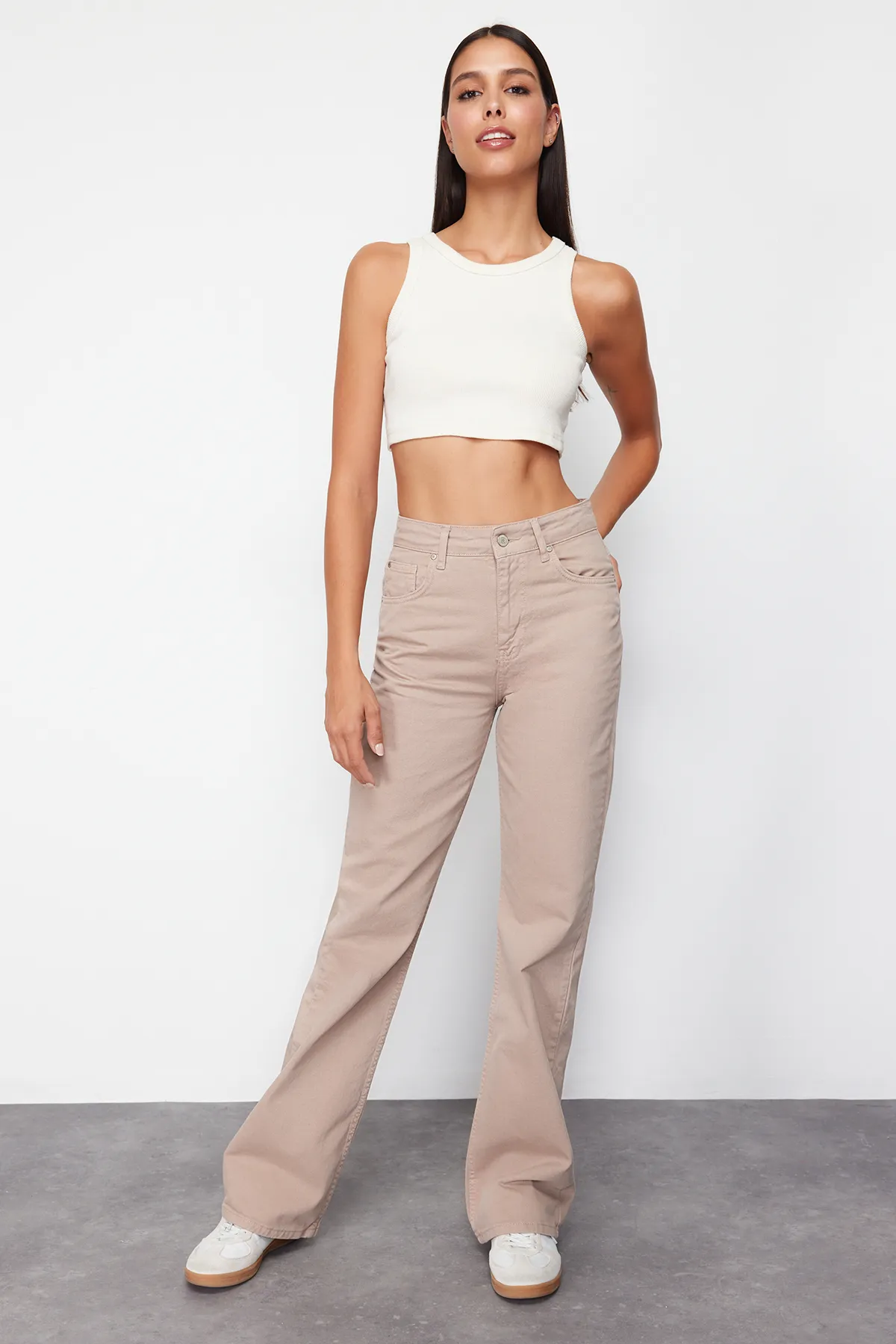 Trendyol Collection  Nerzfarbene Jeans mit weitem Bein und hoher Taille TWOSS23JE00068