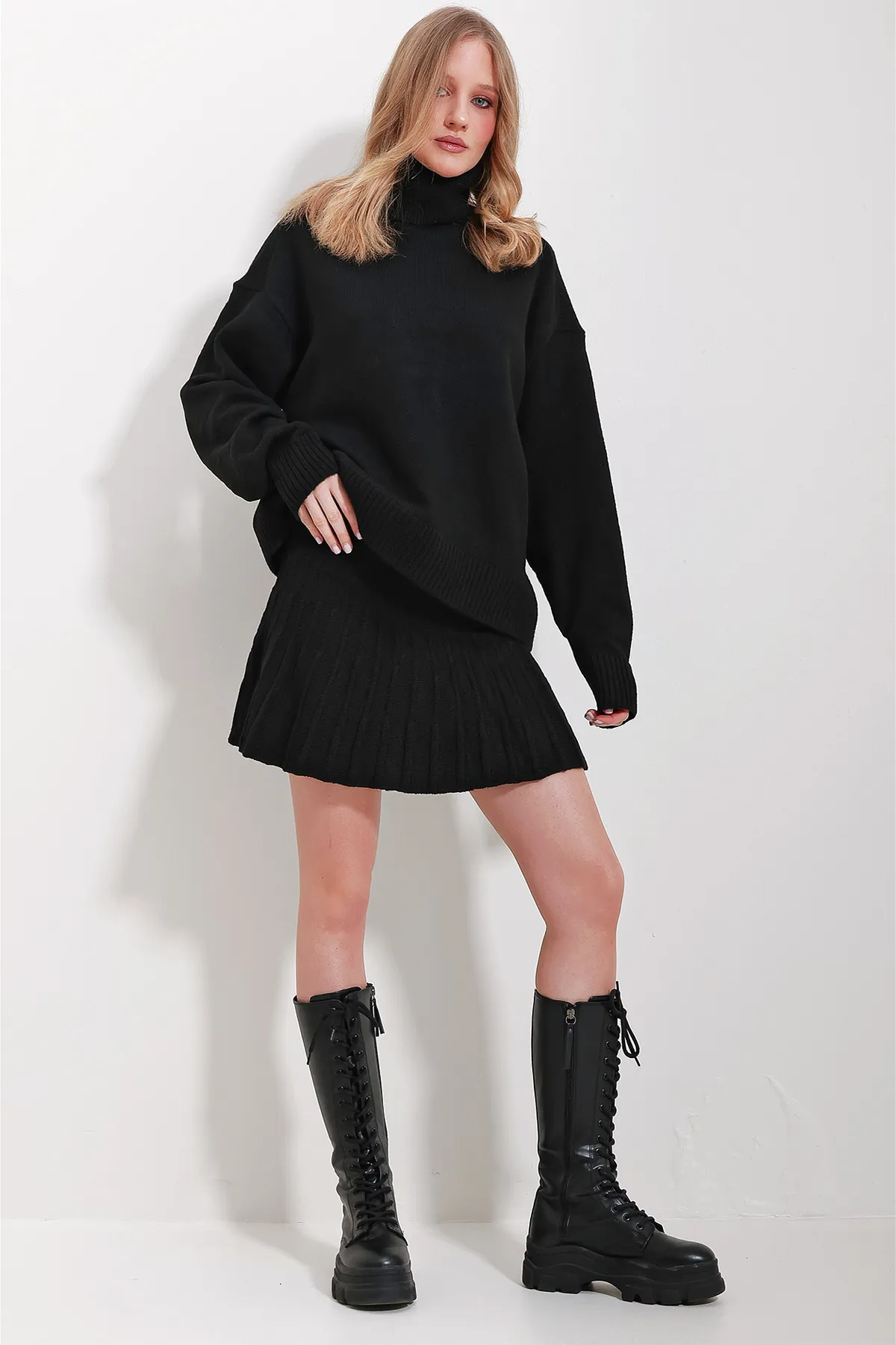 Trend Alaçatı Stili  Schwarzer Rollkragenpullover und Faltenrock für Damen im Set ALC-X11603