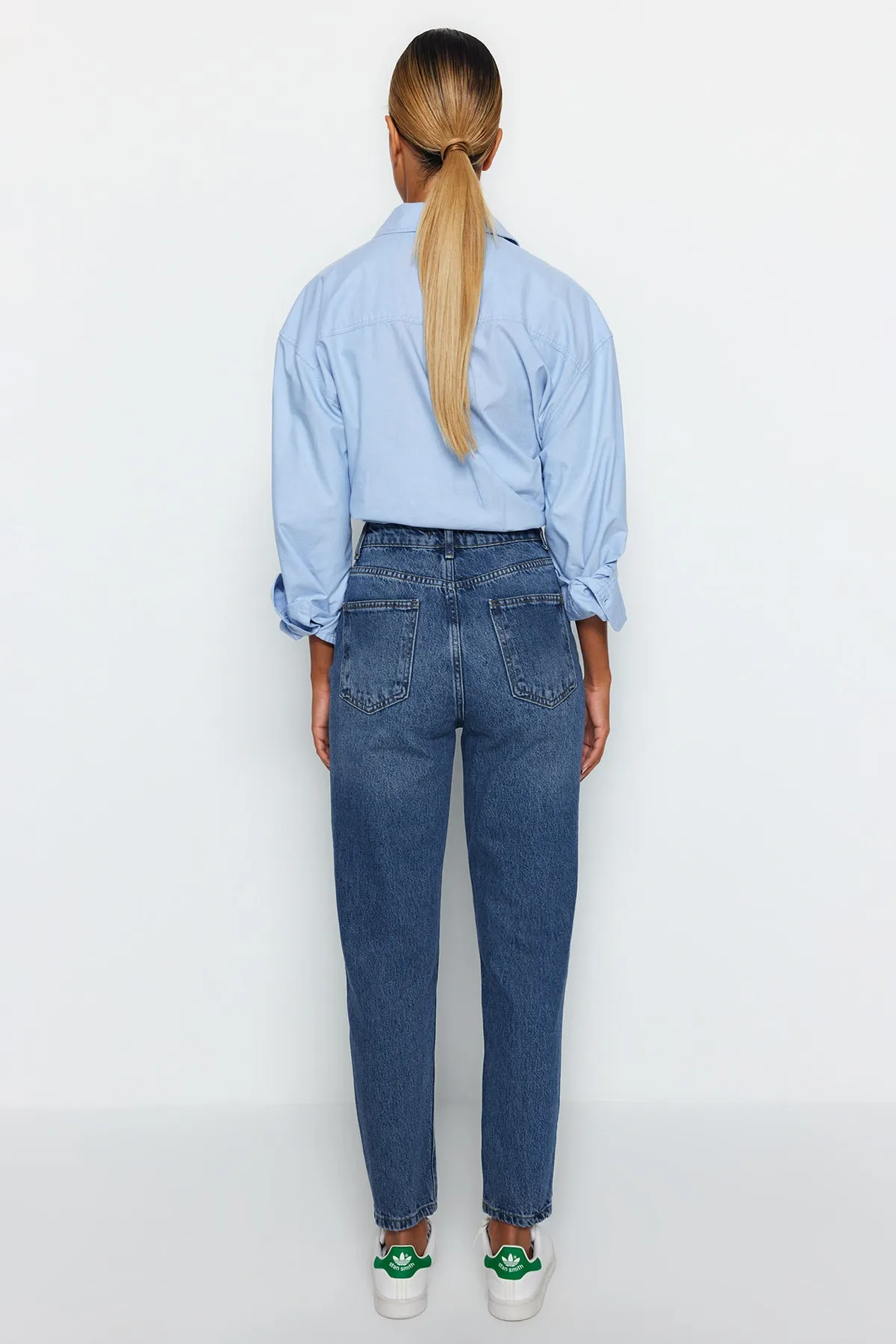 Trendyol Collection  Dunkelblaue Mom-Jeans mit hoher Taille TWOAW24JE00076