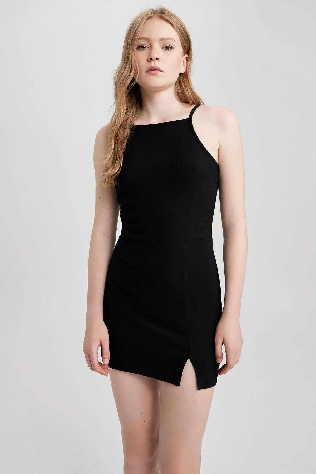 DeFacto  Schwarzes, figurbetontes Minikleid – Schlitzdetail, Träger A5177ax23sm