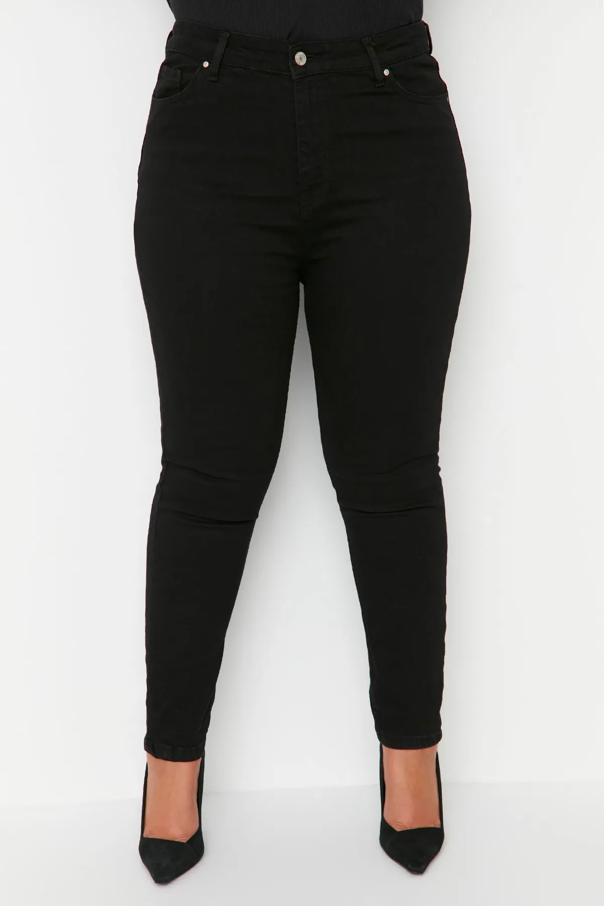 Trendyol Curve  Schwarze Röhrenjeans mit hoher Taille TBBAW23JE00000