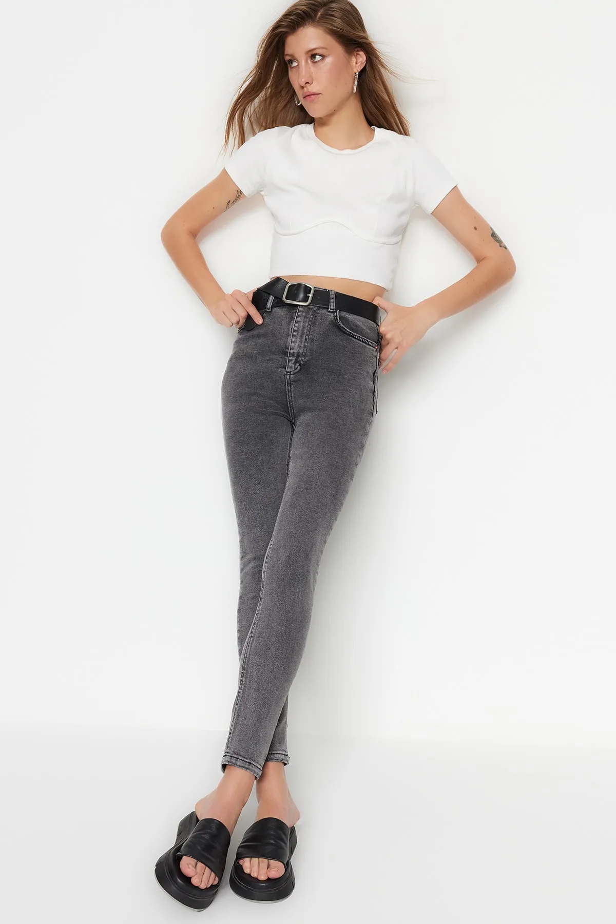 Trendyol Collection  Anthrazitfarbene Skinny Jeans mit hoher Taille TWOSS23JE00072