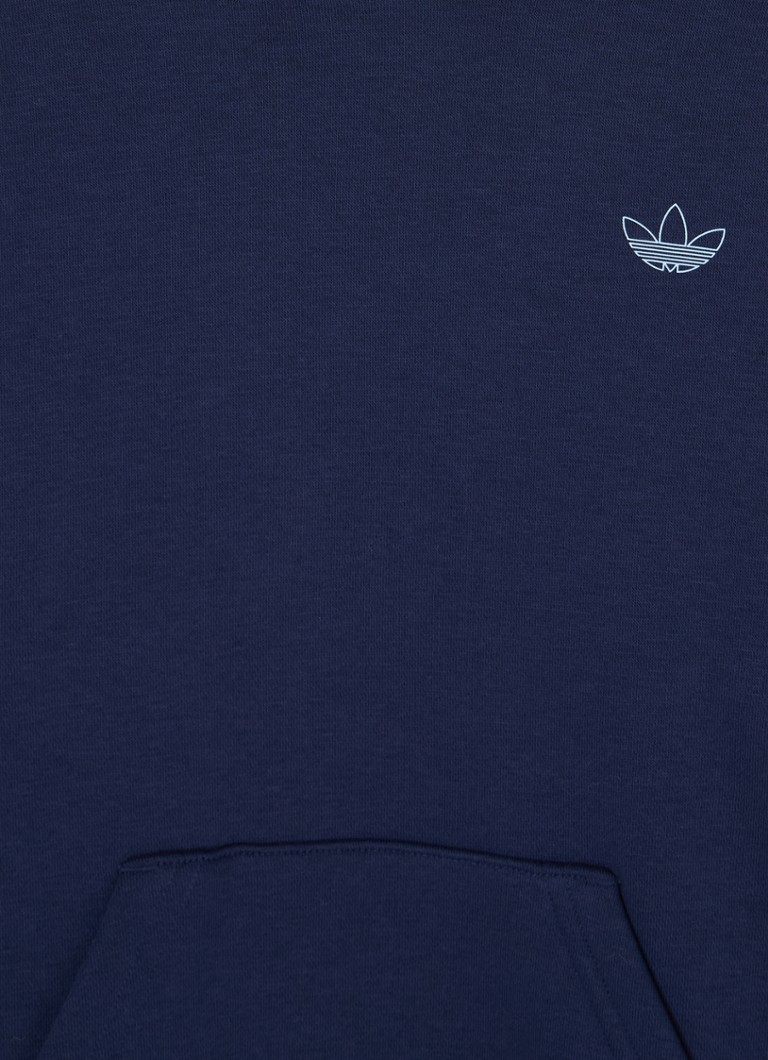 Adidas-huppari, jossa logo ja painatus takana