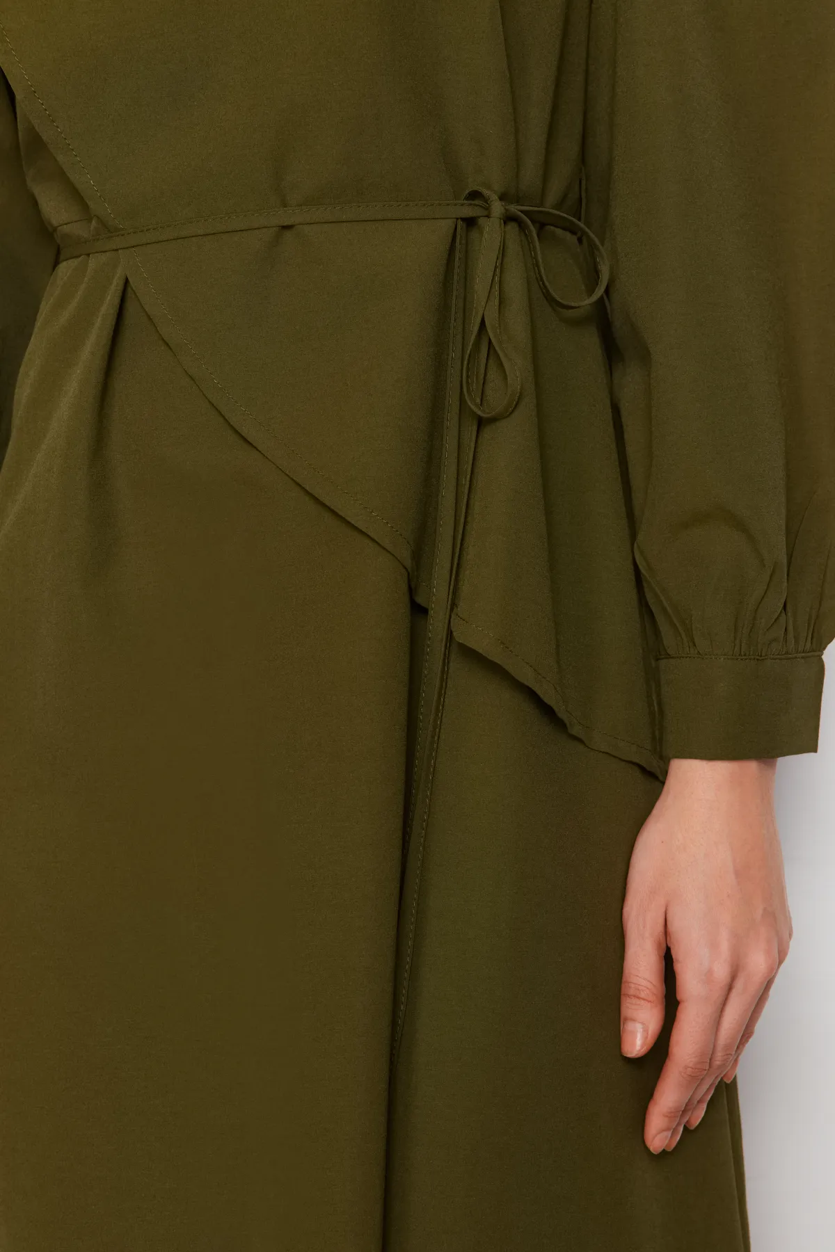 Trendyol Modest  Khakifarbenes, geschlitztes Kleid aus gewebter Baumwolle mit Gürtel vorn TCTSS23EB00360
