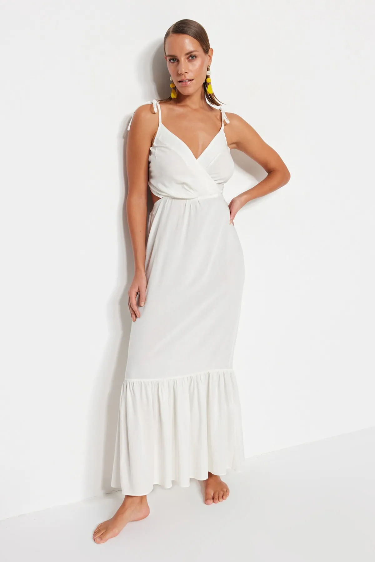 Trendyol Collection  Weißes, gewebtes Maxi-Strandkleid mit Cut-Outs und Fenstern TBESS23EL00085