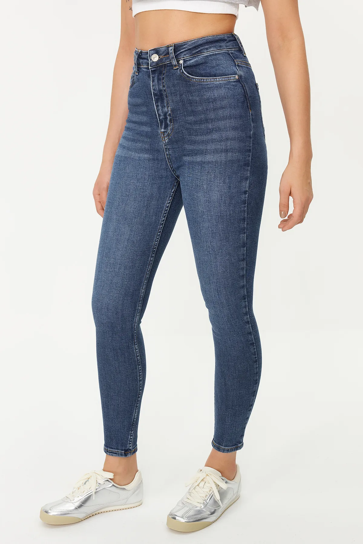 Trendyol Collection  Dunkelblaue Vintage-Röhrenjeans mit hoher Taille TWOSS24JE00079