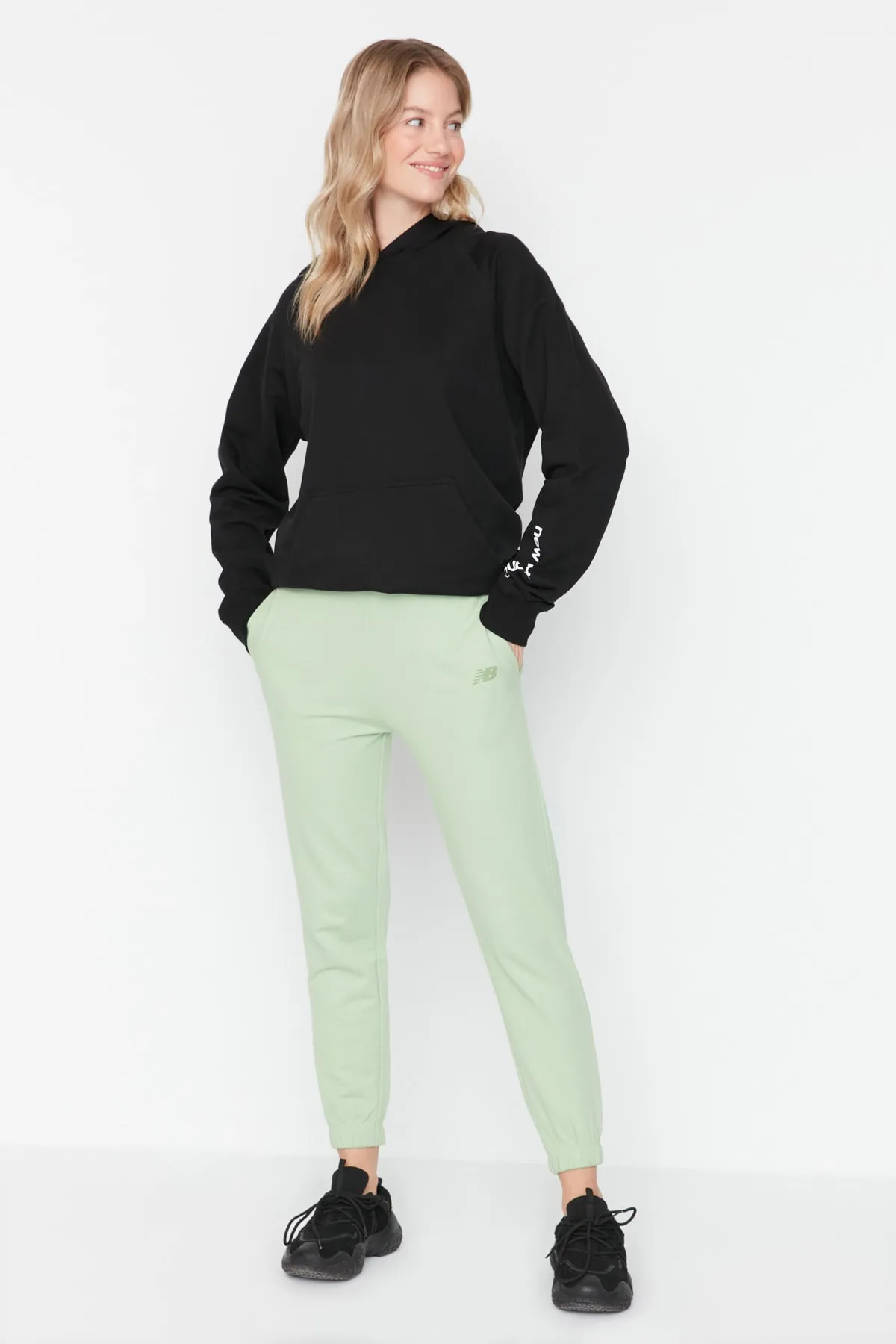 New Balance  Grüne Sport-Jogginghose für Damen WTP046-CHG