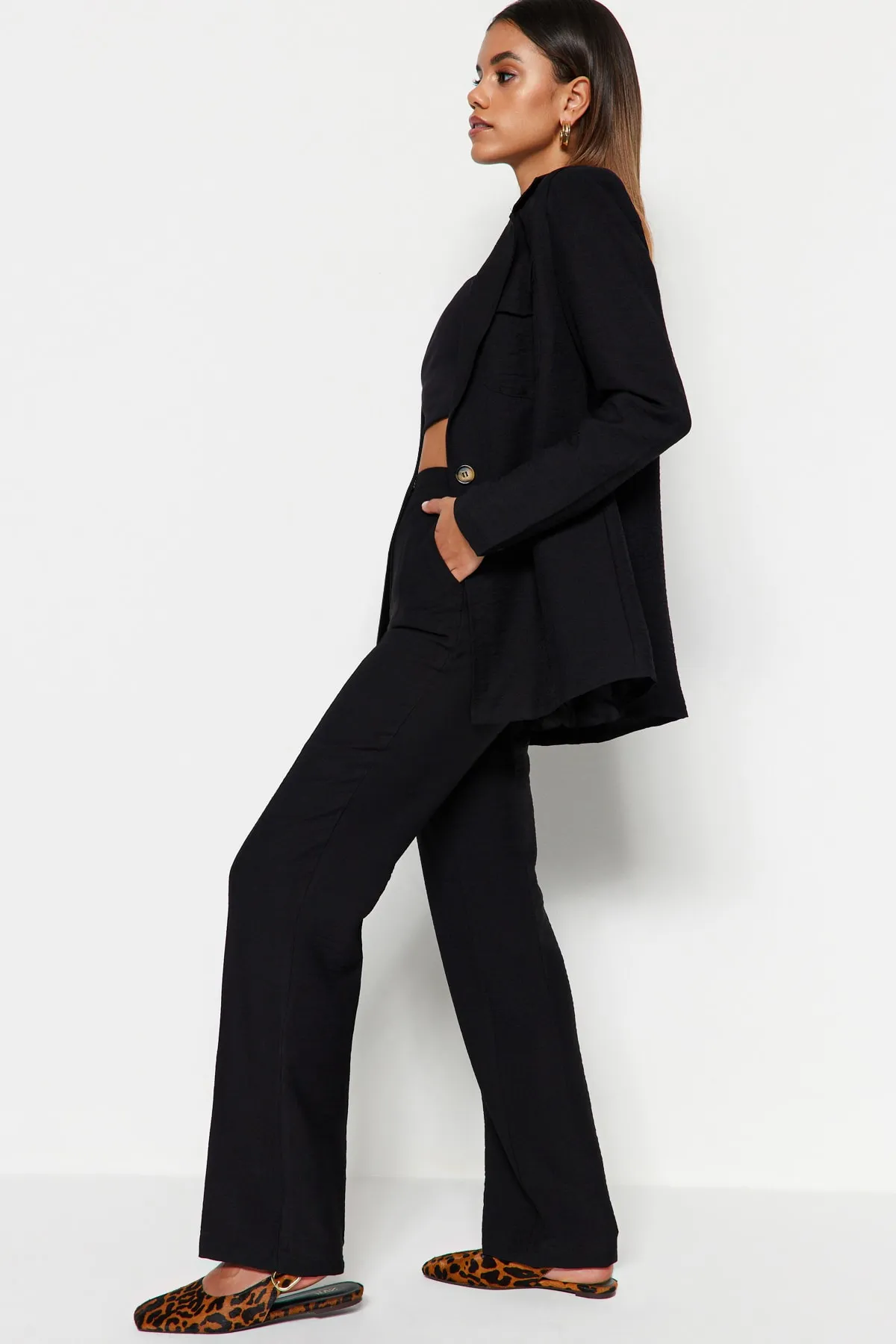 Trendyol Collection  Schwarze, gerade geschnittene, gewebte Hose mit hoher Taille TWOSS23PL00067