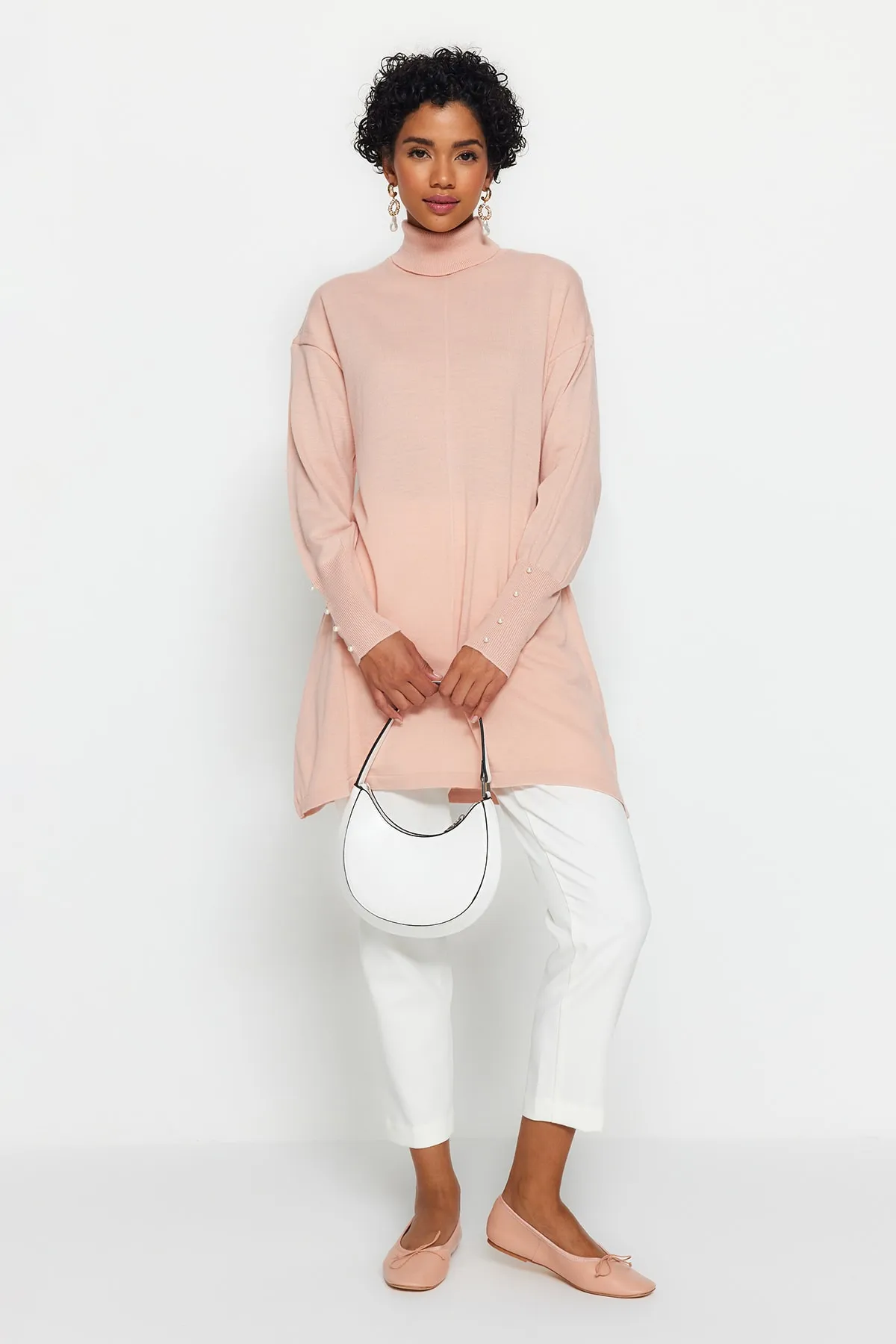 Trendyol Modest  Rollkragen-Strickpullover mit rosa Perlendetails und Perlendetails TCTAW24AK00121