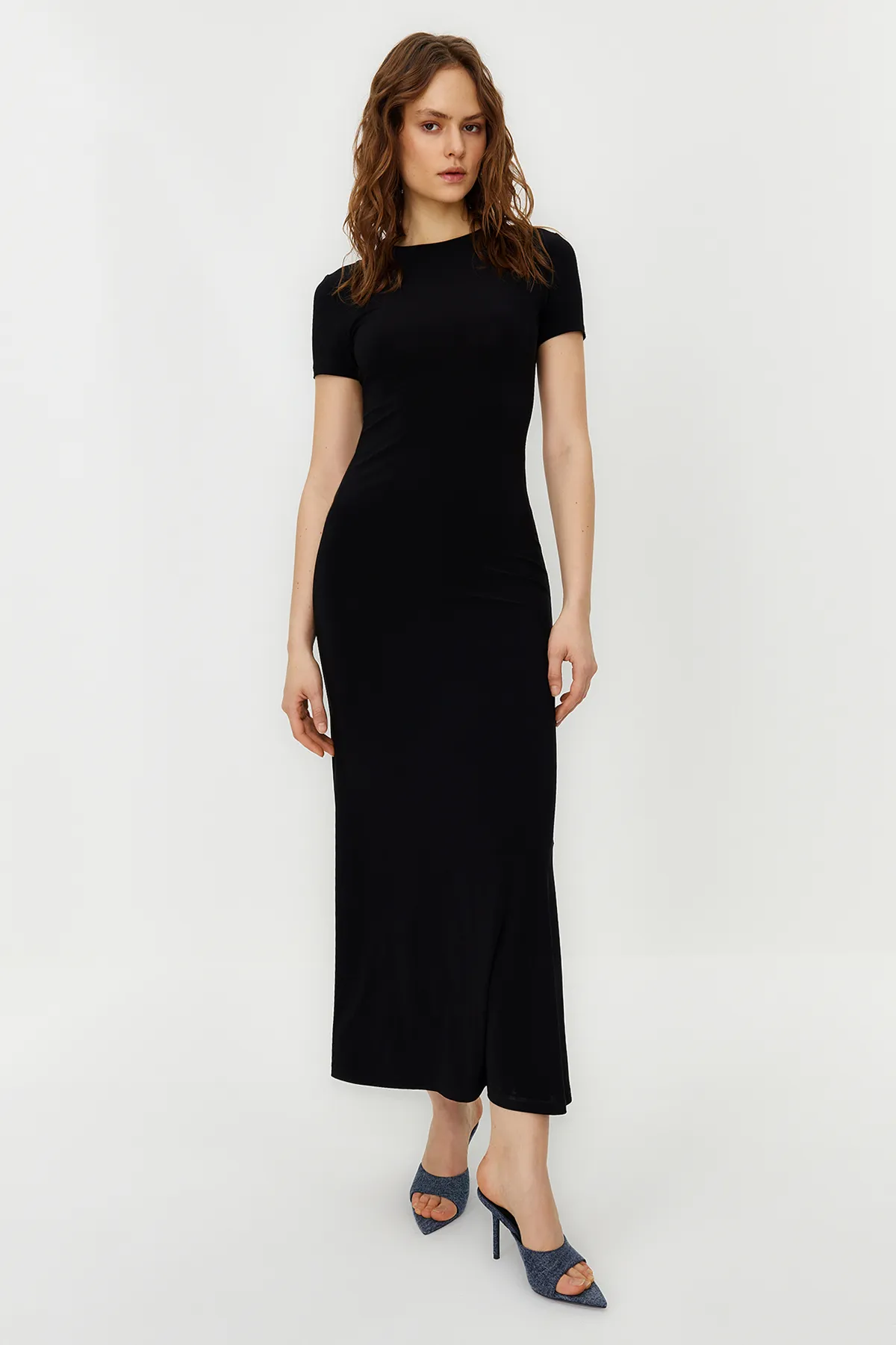Trendyol Collection  Schwarzes kurzärmliges, figurbetontes/tailliertes Rundhals-Maxi-Bleistiftkleid aus flexiblem Strick TWOSS24EL00097