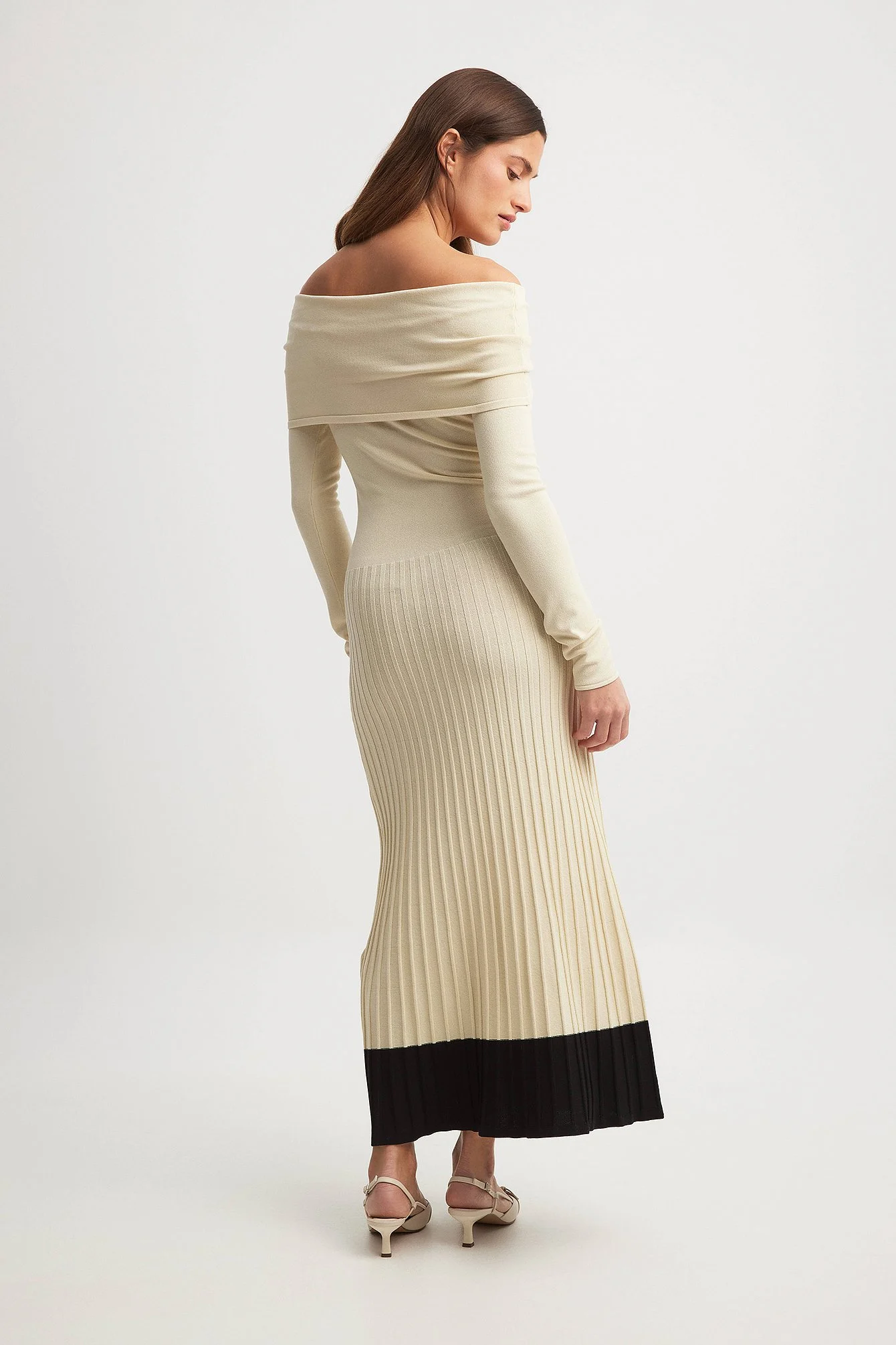 Schulterfreies Maxi-Strickkleid