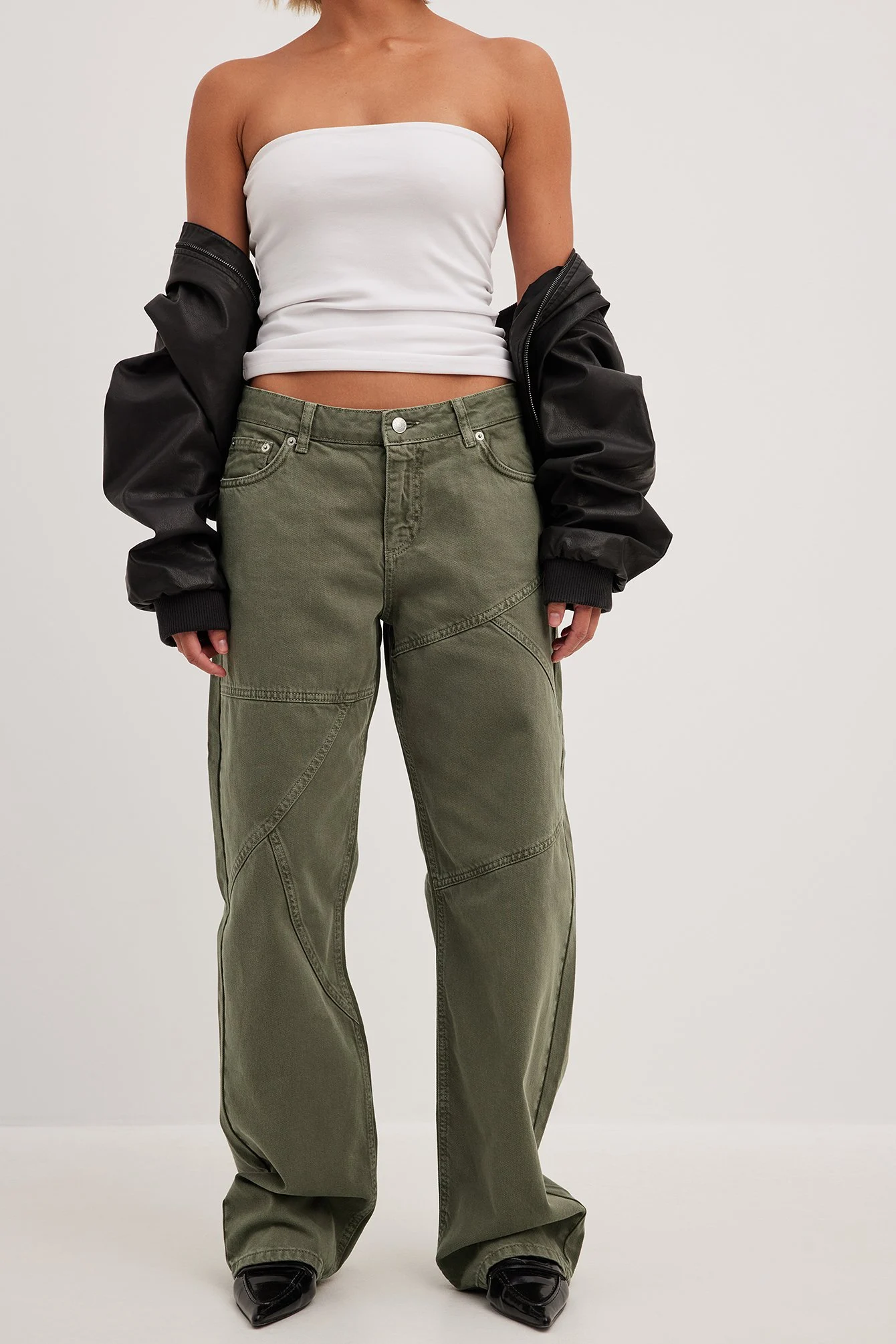 Weite Jeans mit mittlerer Taille und Nahtdetails