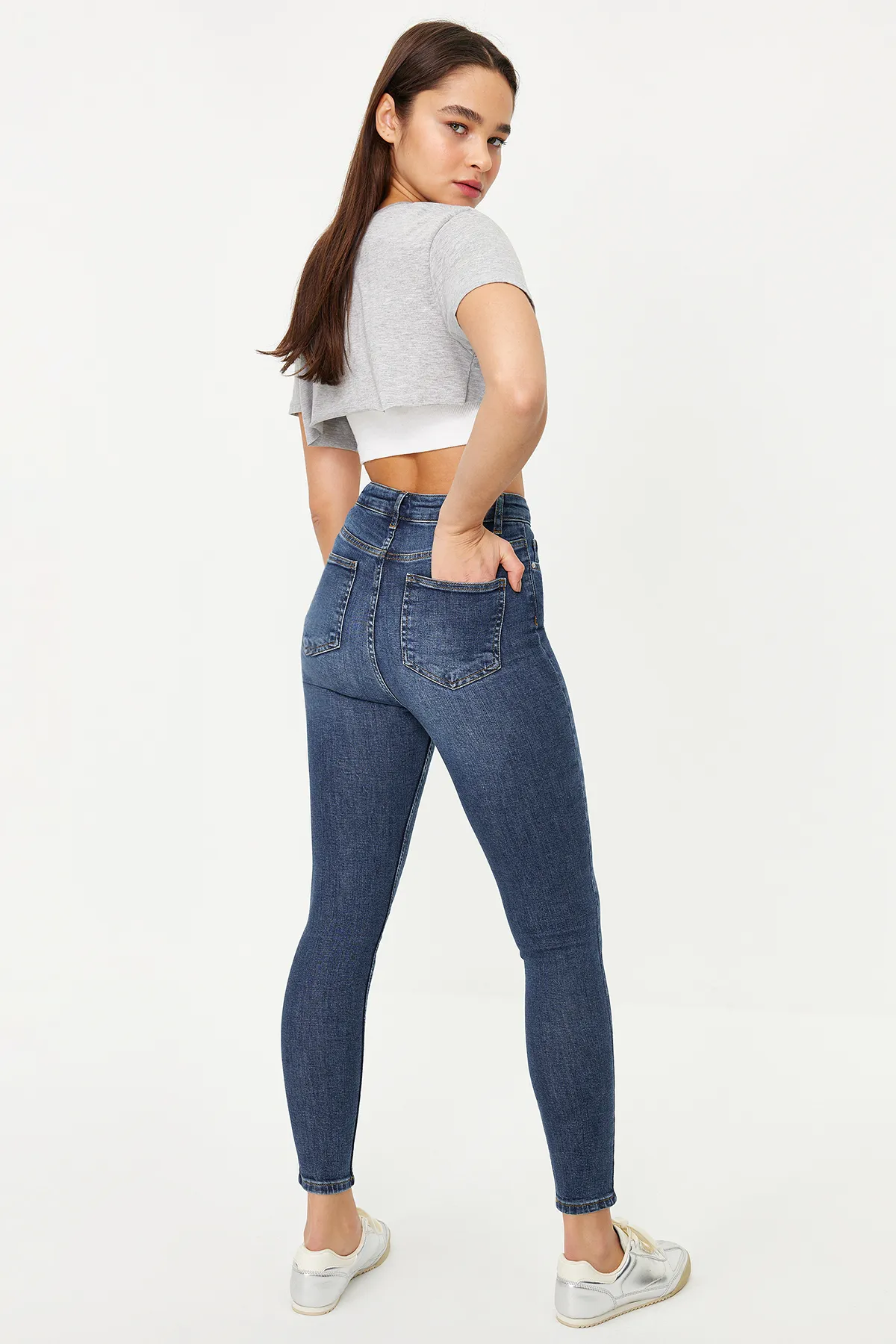 Trendyol Collection  Dunkelblaue Vintage-Röhrenjeans mit hoher Taille TWOSS24JE00079