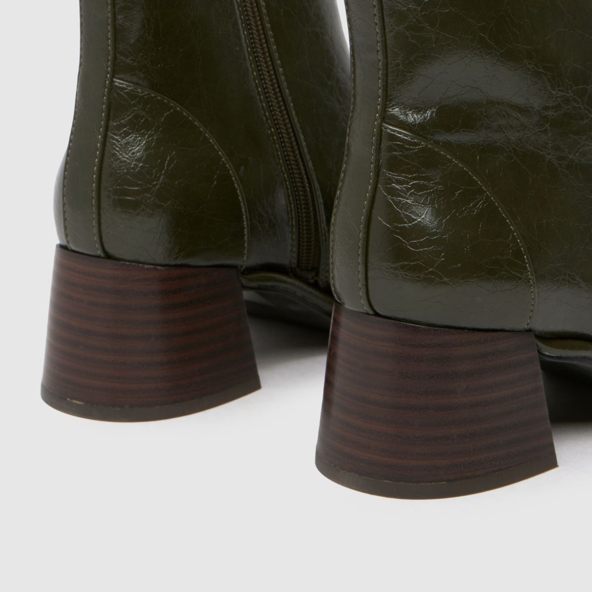 Schuh – Khakifärgade krokodilstövlar med bred passform och bowiemönster