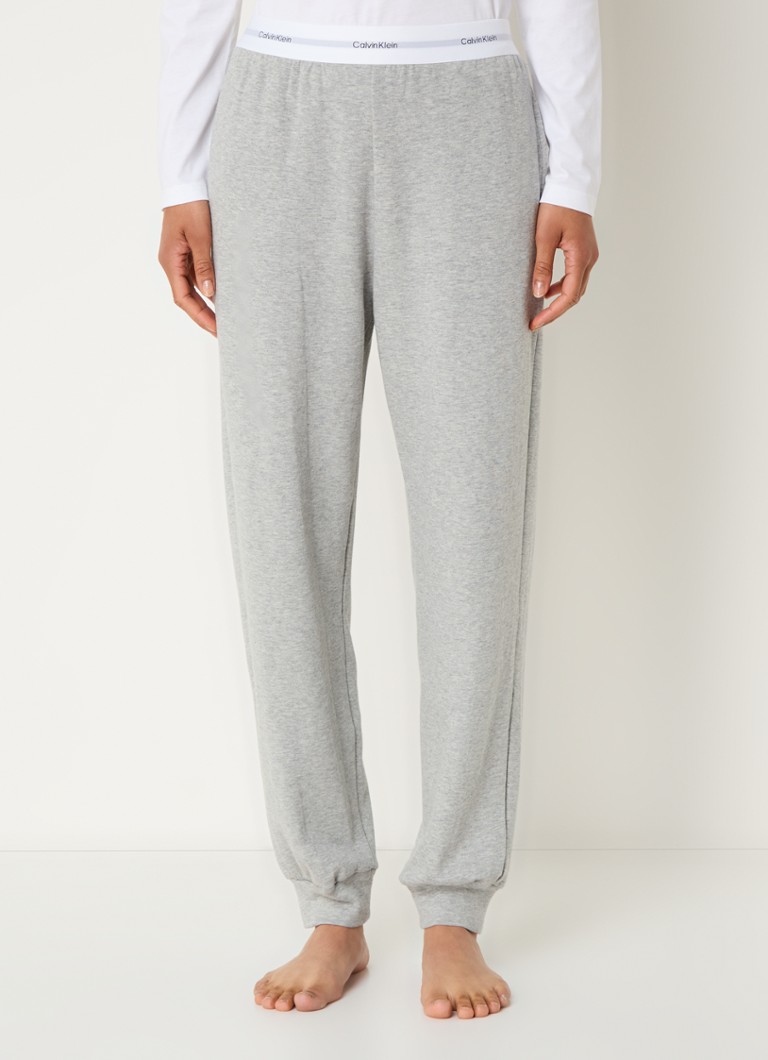 Pantaloni de trening Calvin Klein, slim fit, cu talie medie și bandă cu logo.