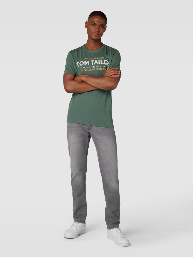 T-Shirt mit Label-Print in schilf