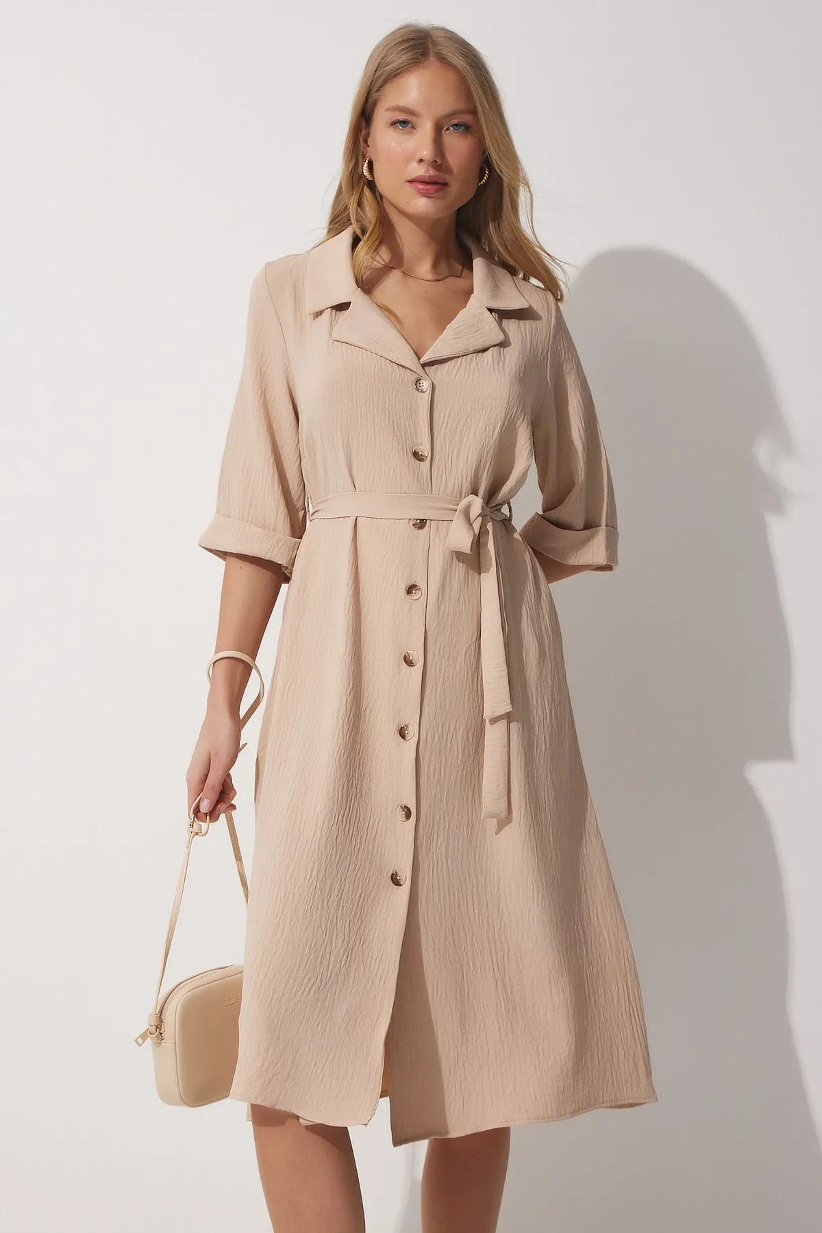 Happiness İstanbul  Cremefarbenes Sommer-Hemdkleid für Damen mit Gürtel MX00045