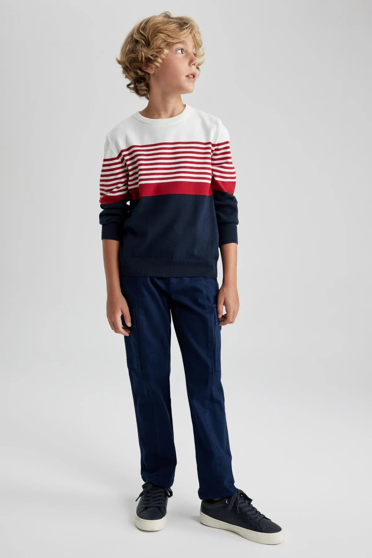 DeFacto  Strickpullover für Jungen mit normaler Passform und Rundhalsausschnitt