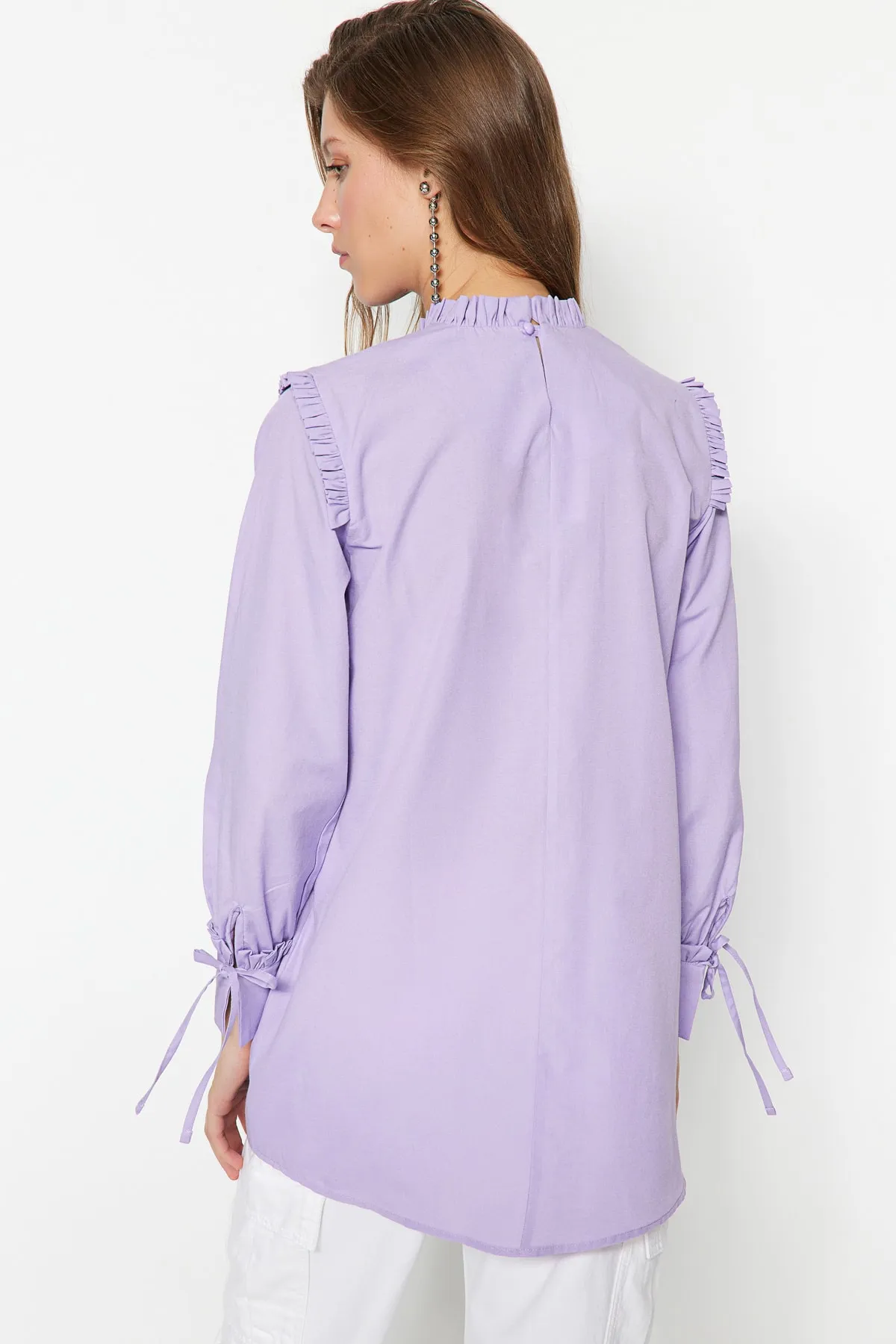 Trendyol Modest  Lilafarbene Tunika aus gewebter Baumwolle mit Rüschen an Schultern und Manschetten TCTSS23UK00083
