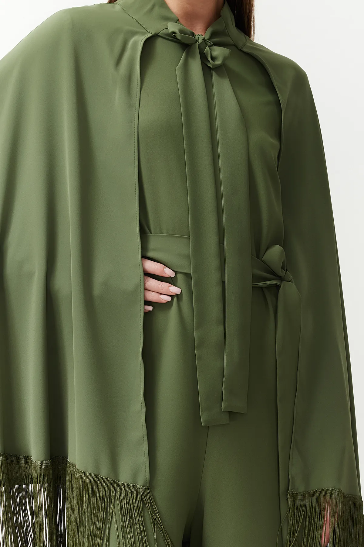 Trendyol Modest  Khakifarbener Abendkleid-Overall mit Quasten und Umhang TCTAW24DB00007