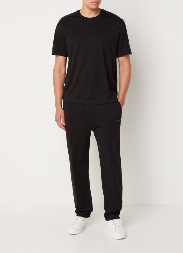 Pantaloni de trening Armani Exchange cu croială conică pe picioare și buzunare laterale.