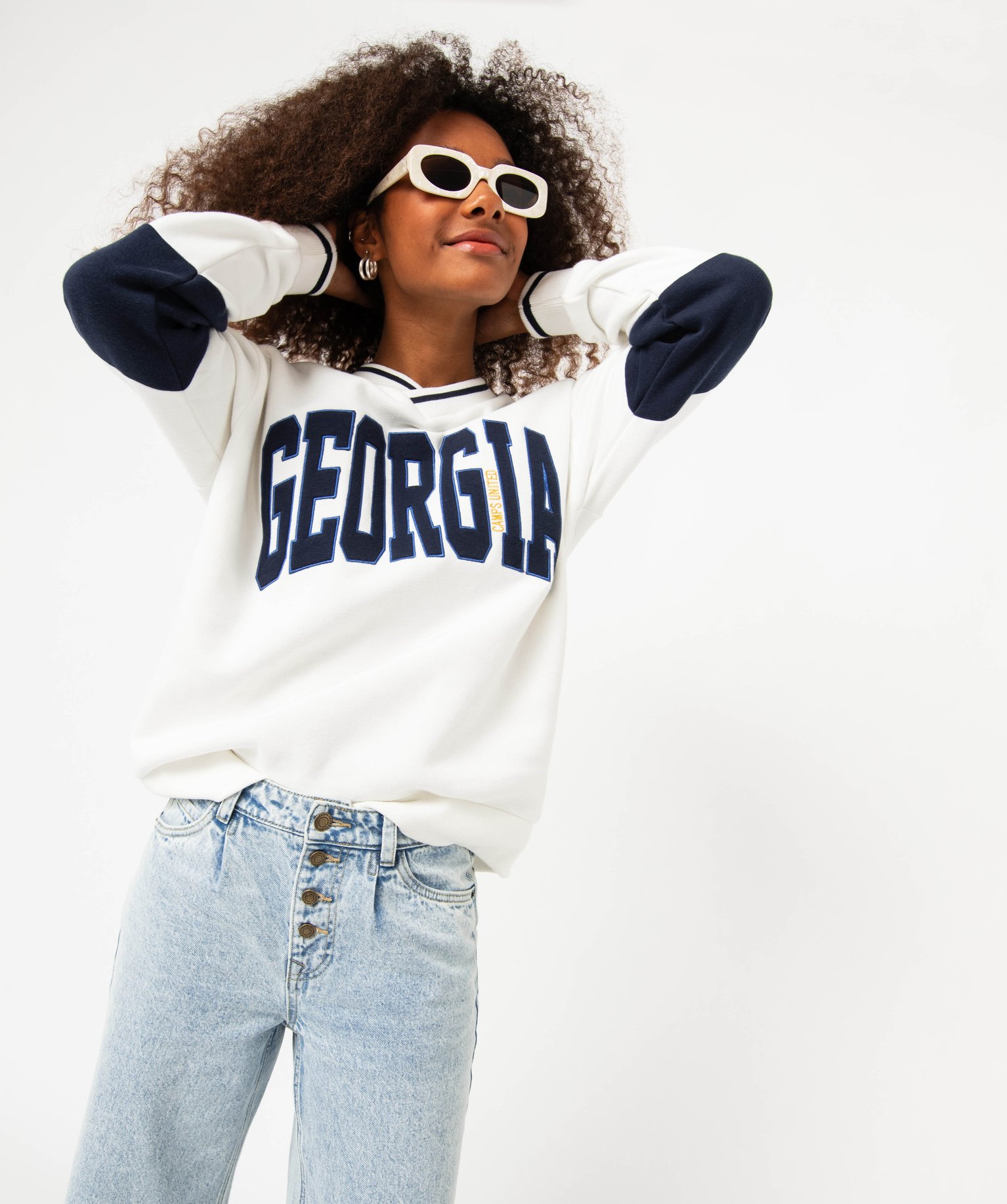 Sweat oversize à col V avec inscription brodée femme - Cam... blanc | GEMO