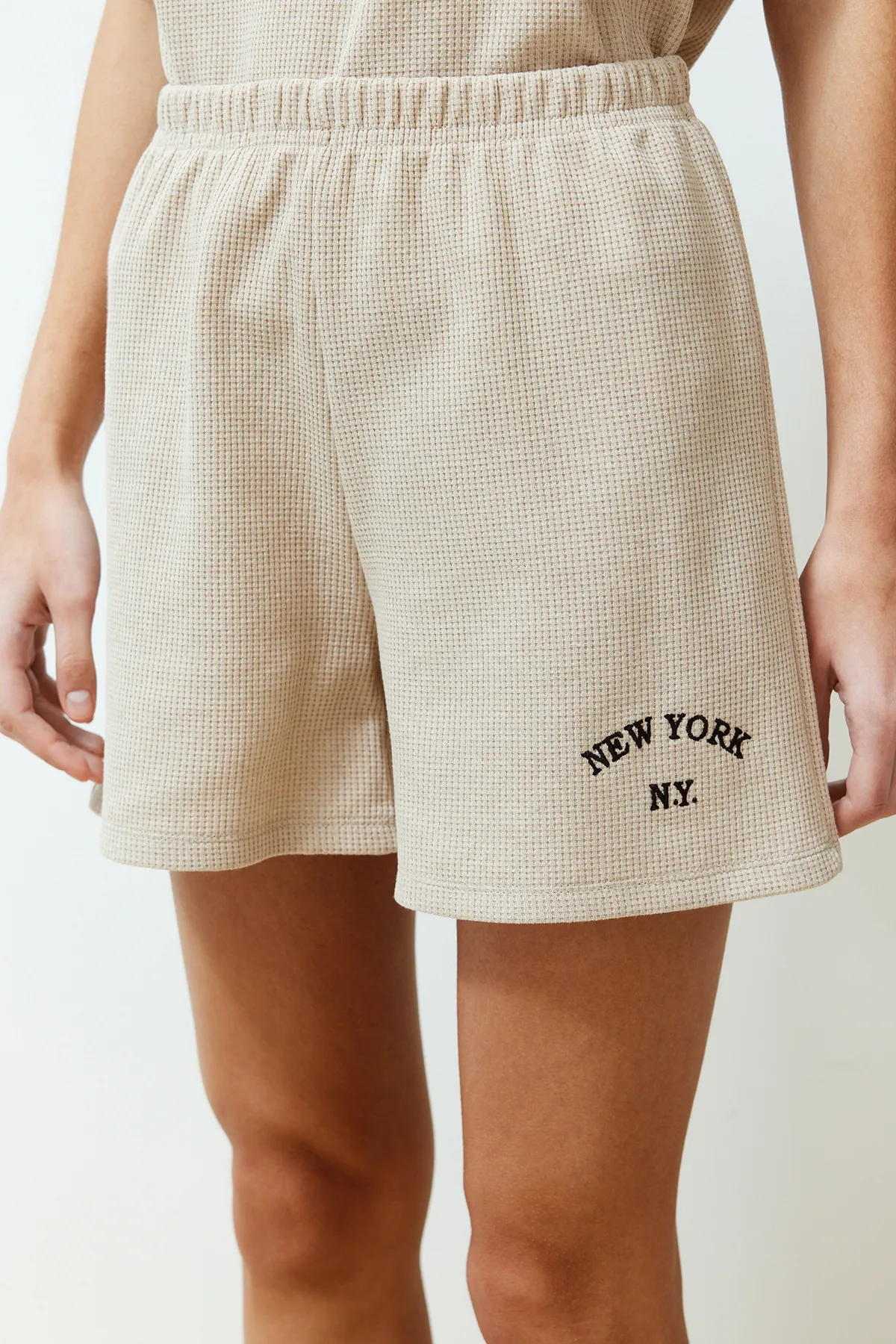 Trendyol Collection  Beige-mehrfarbiges Pyjama-Set mit aufgesticktem Waffelstrick-Slogan und Slogan in Blockfarben THMSS24PT00217