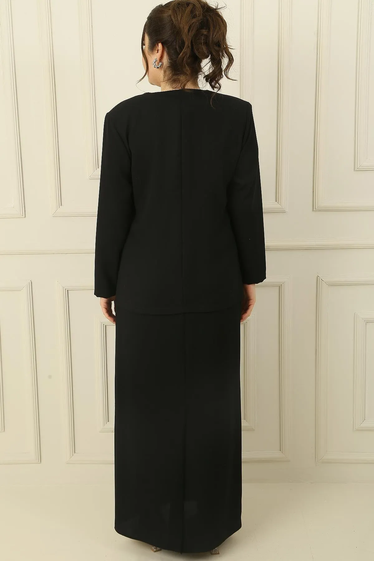 By Saygı  2-teiliges Set aus ärmellosem, gefüttertem, langem Kleid mit vergoldeter Paillettenjacke vorne und großem Krepp